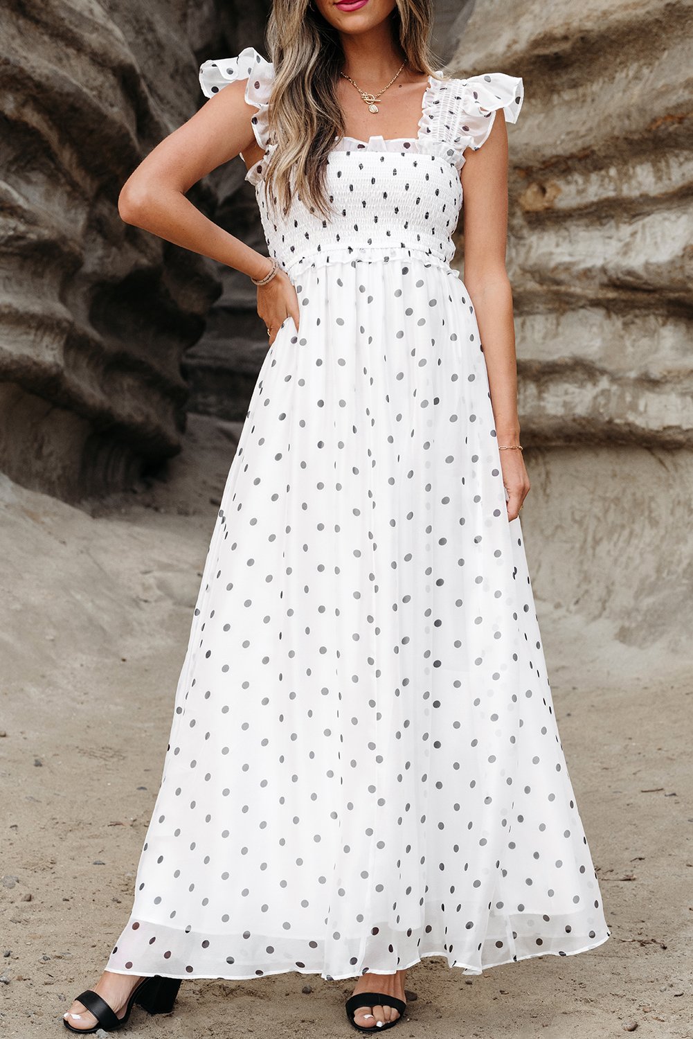 Thumbnail - Weißes Kleid mit Punkten, schwingenden Ärmeln, quadratischem Ausschnitt und Raffung im Maxistil