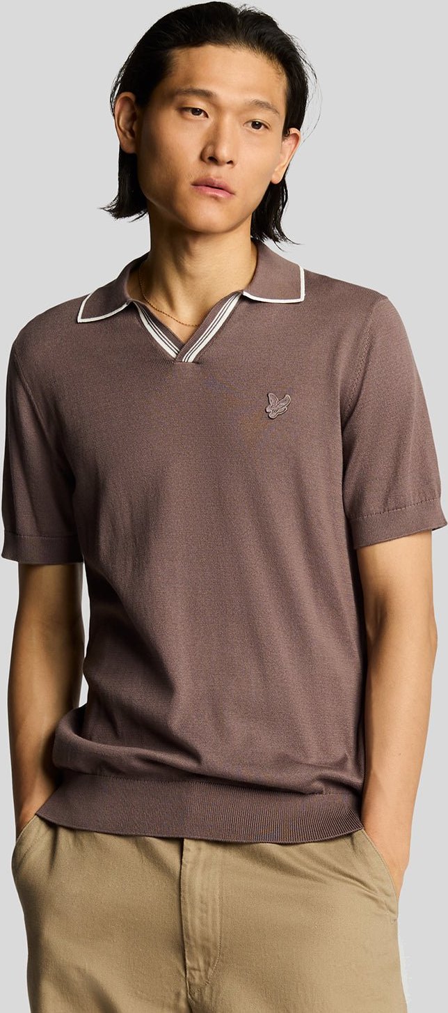 Thumbnail - Lyle & Scott – Gestricktes Poloshirt mit offenem Kragen und Zierstreifen – Pflaumentrüffel