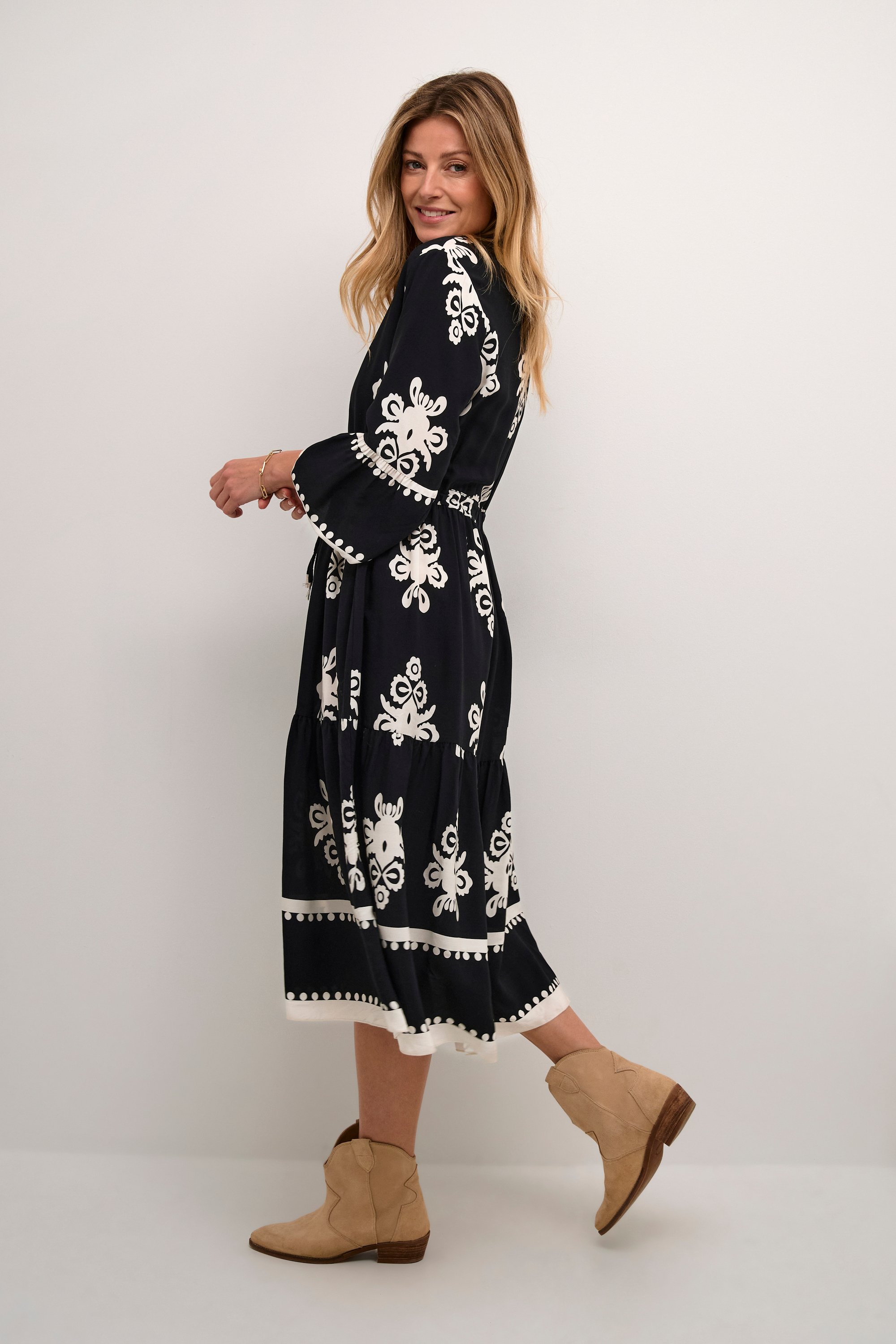 Kleid mit femininer Silhouette black white