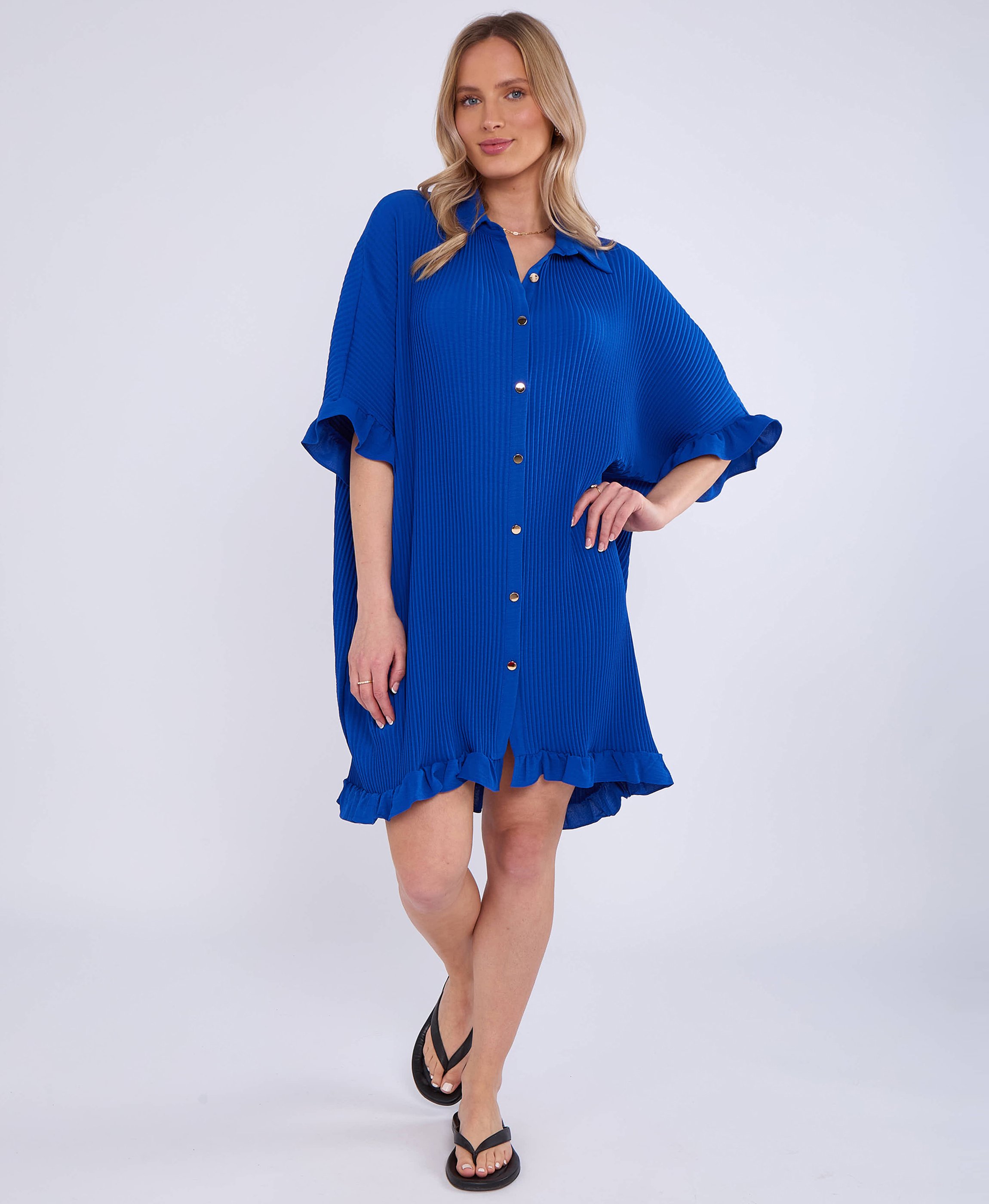 Blaues Plissee-Hemdkleid mit Rüschendetail in Übergröße