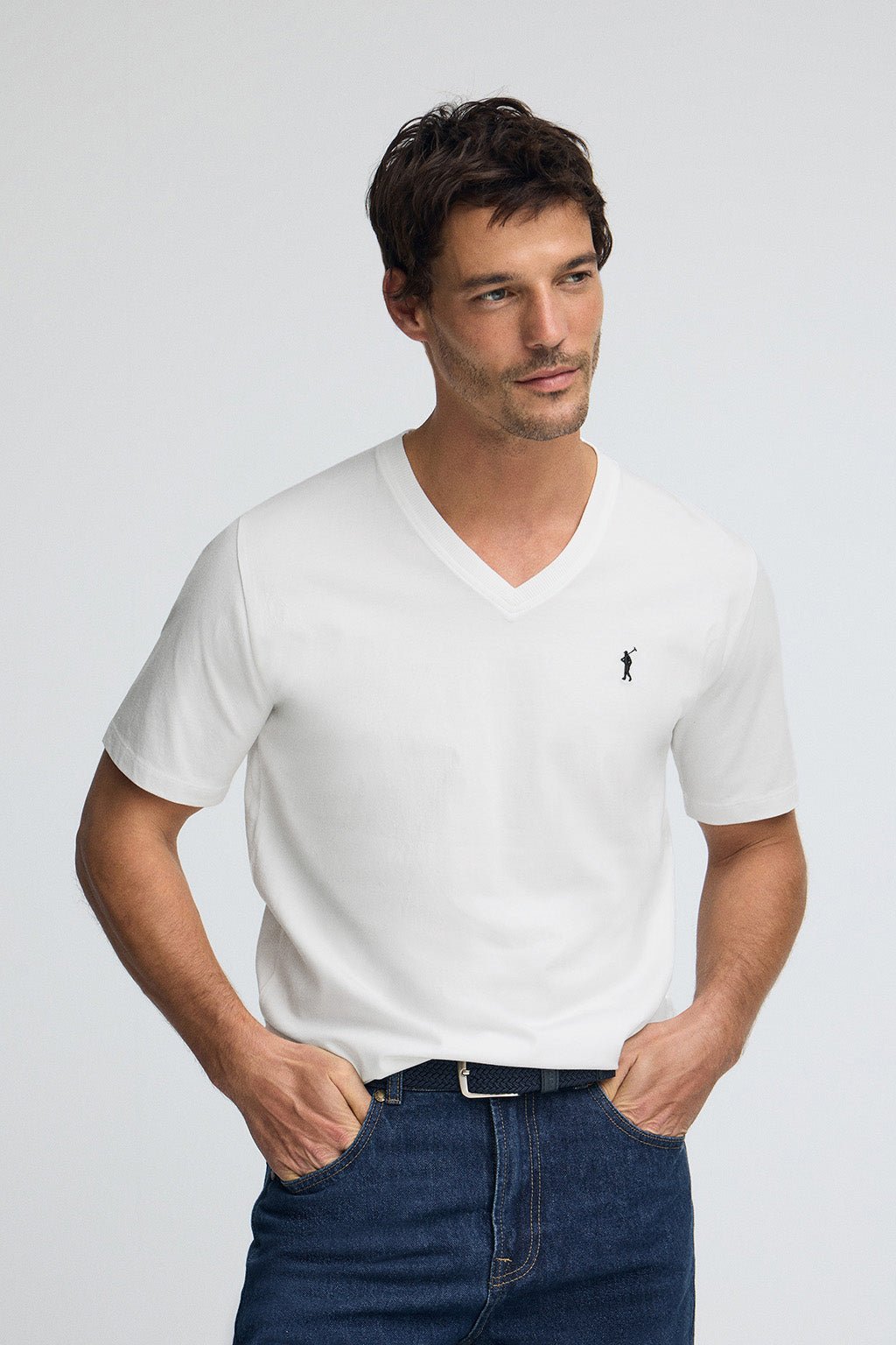 T-Shirt weiß mit V-Ausschnitt und gesticktem Rigby Go-Logo