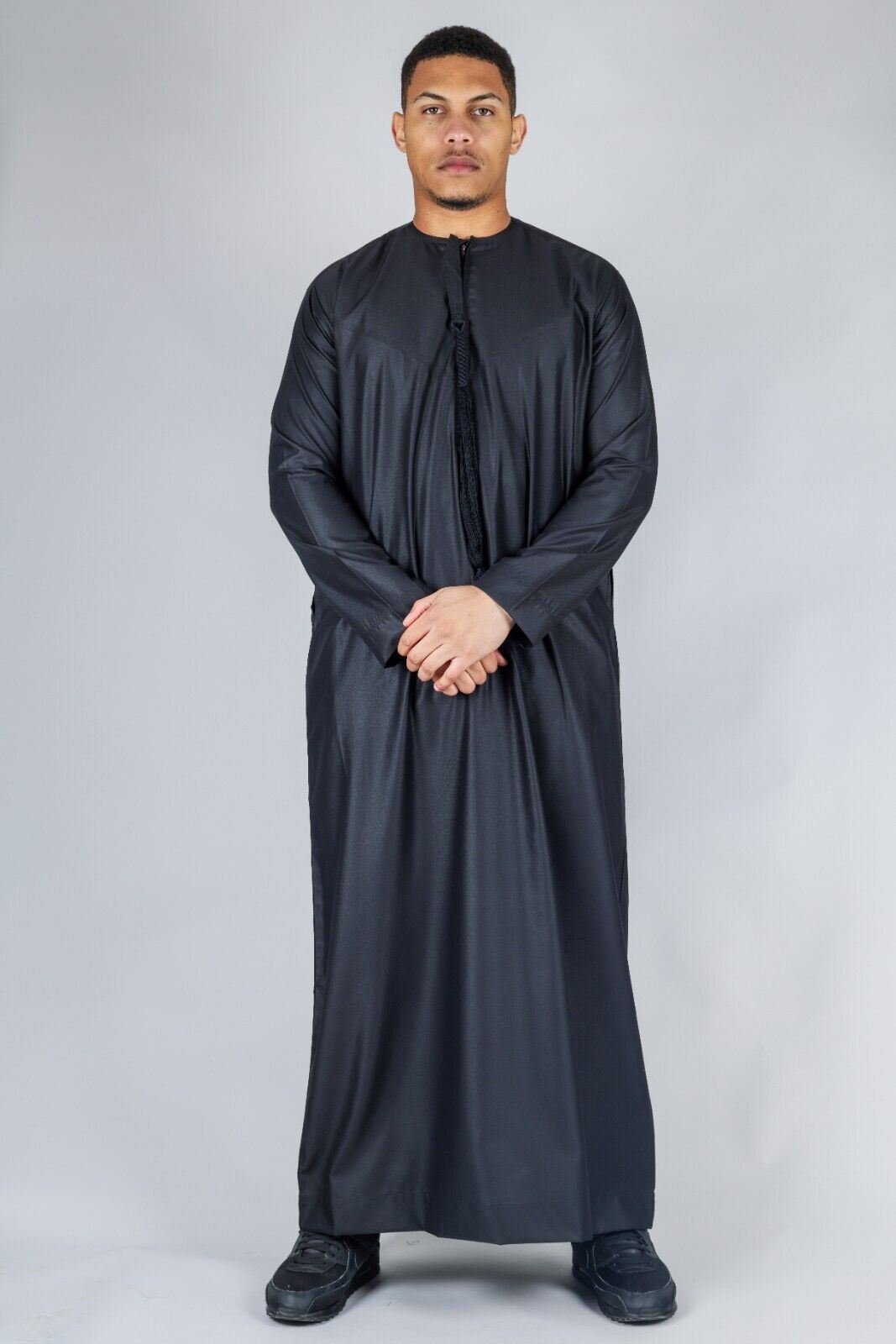 Schwarzer Herren-Thobe, emiratisch-islamischer Jubba-Gewand, Eid-Gewand mit Quasten, normale Passform