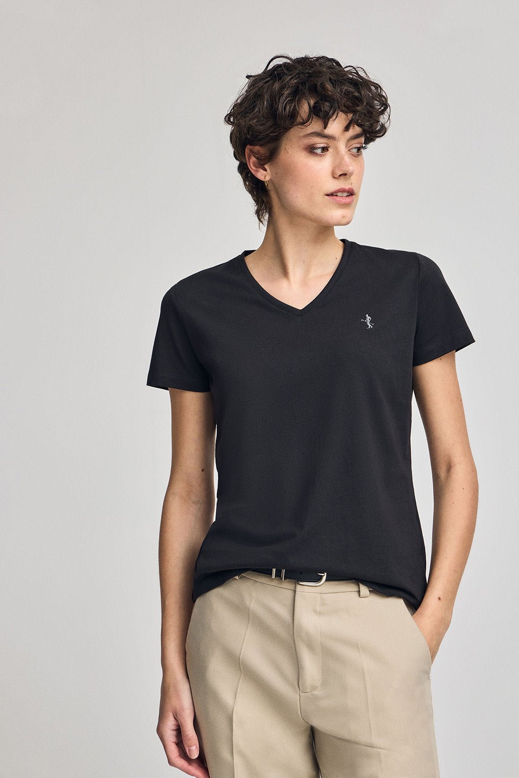 T-Shirt schwarz mit V-Ausschnitt und gesticktem Rigby Best-Logo