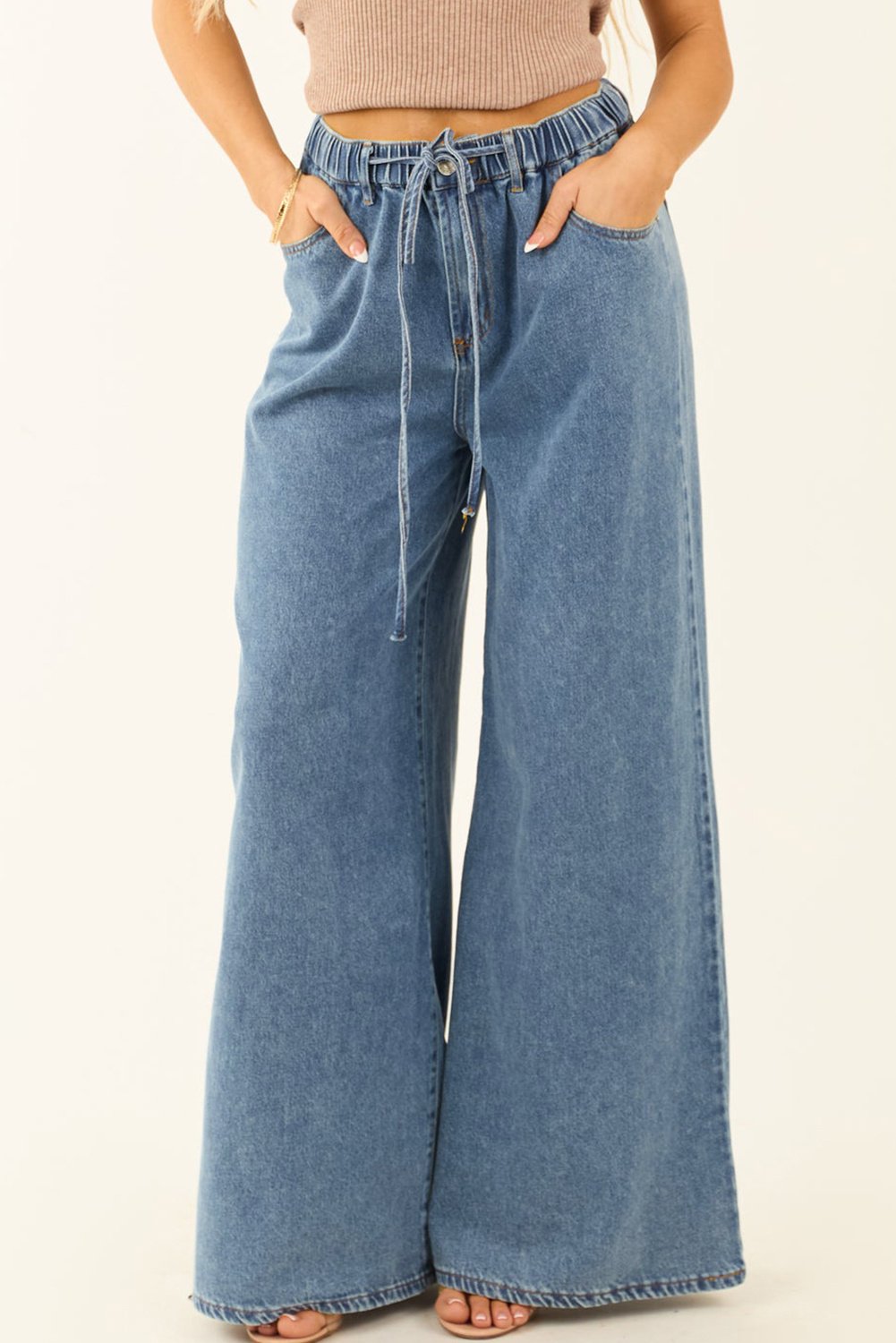 Weite Jeans mit Kordelzug