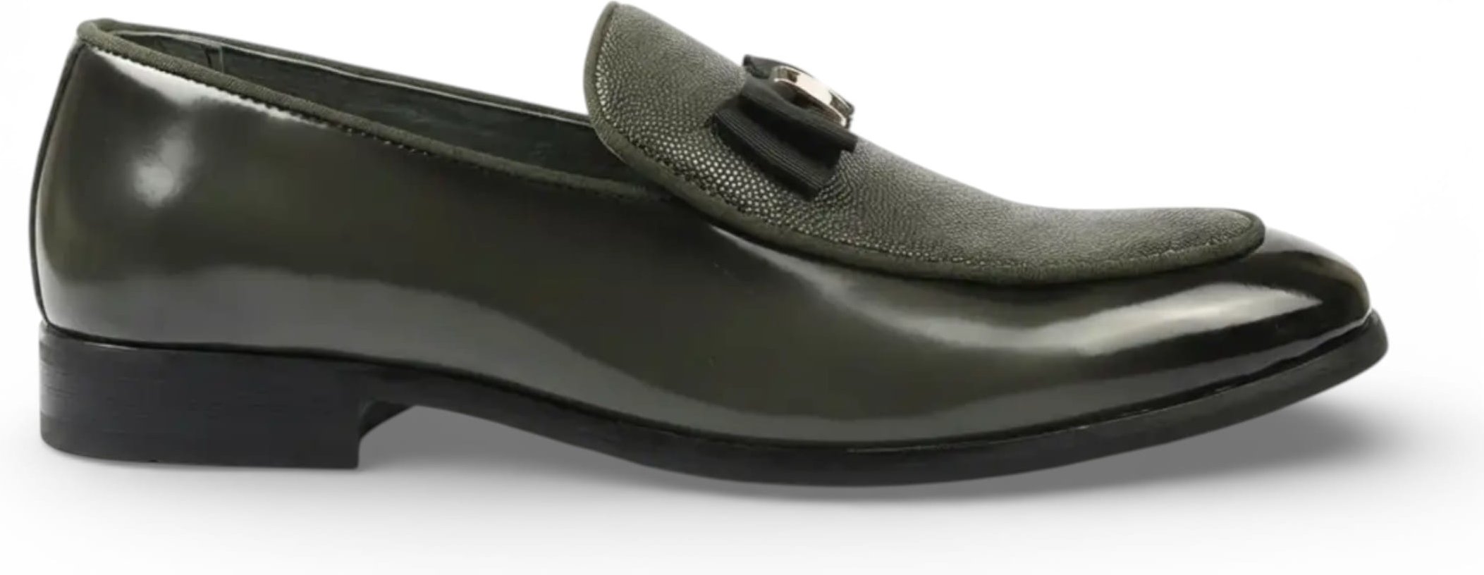 Herren-Loafer in Olivgrün mit strukturierter Vorderseite und ikonischer Schnalle und Schleife