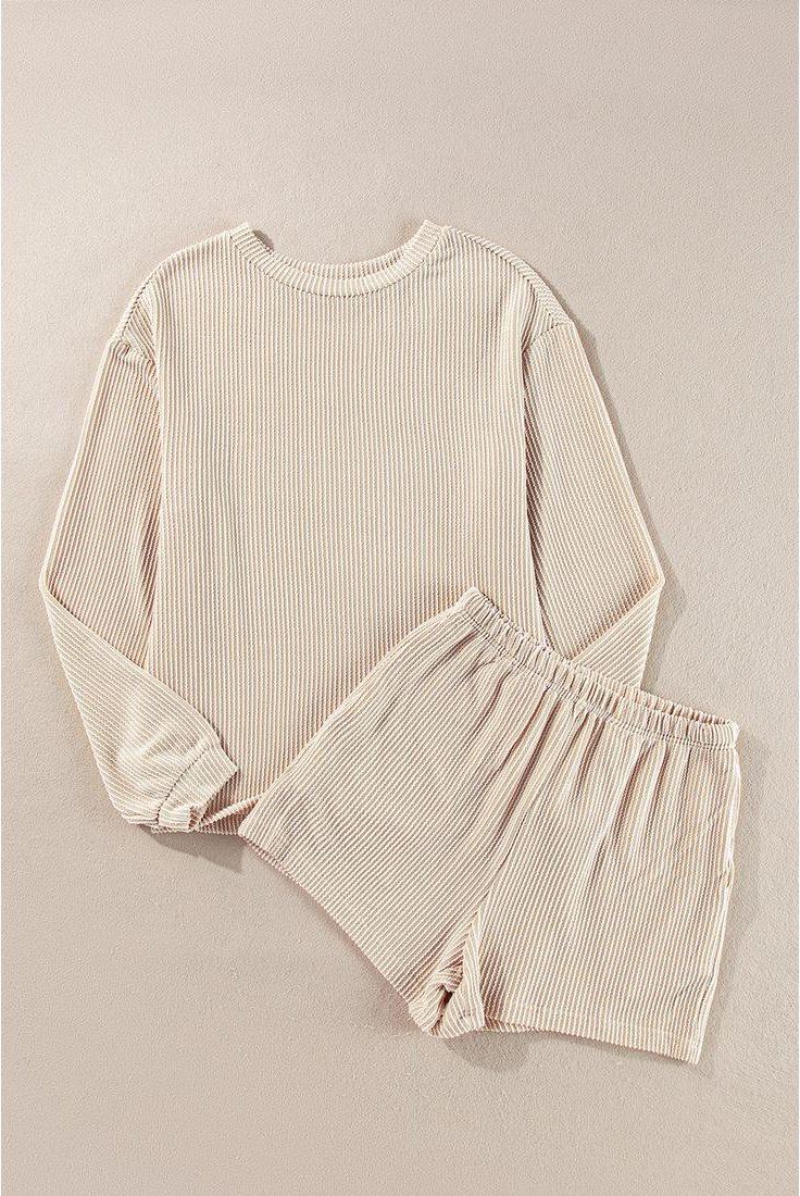 Thumbnail - Pergamentfarbener, kordelgestrickter Langarm-Top und Shorts mit hoher Taille Set