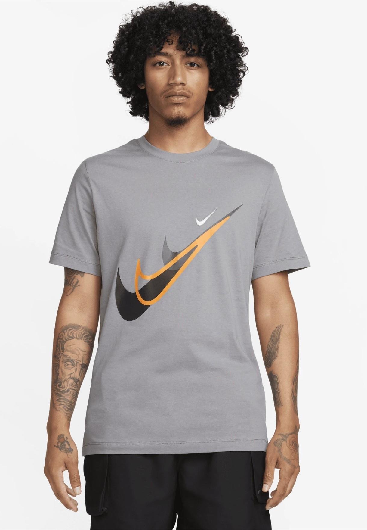 Nike Sportswear Standard Ausgabe Moto T Shirt in Grau