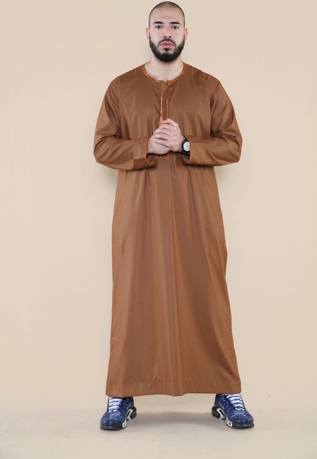 Herren Braun Jubba Saudi Islamisch Arabisch Eid Emirati Kaftan Jubbah Quaste Robe