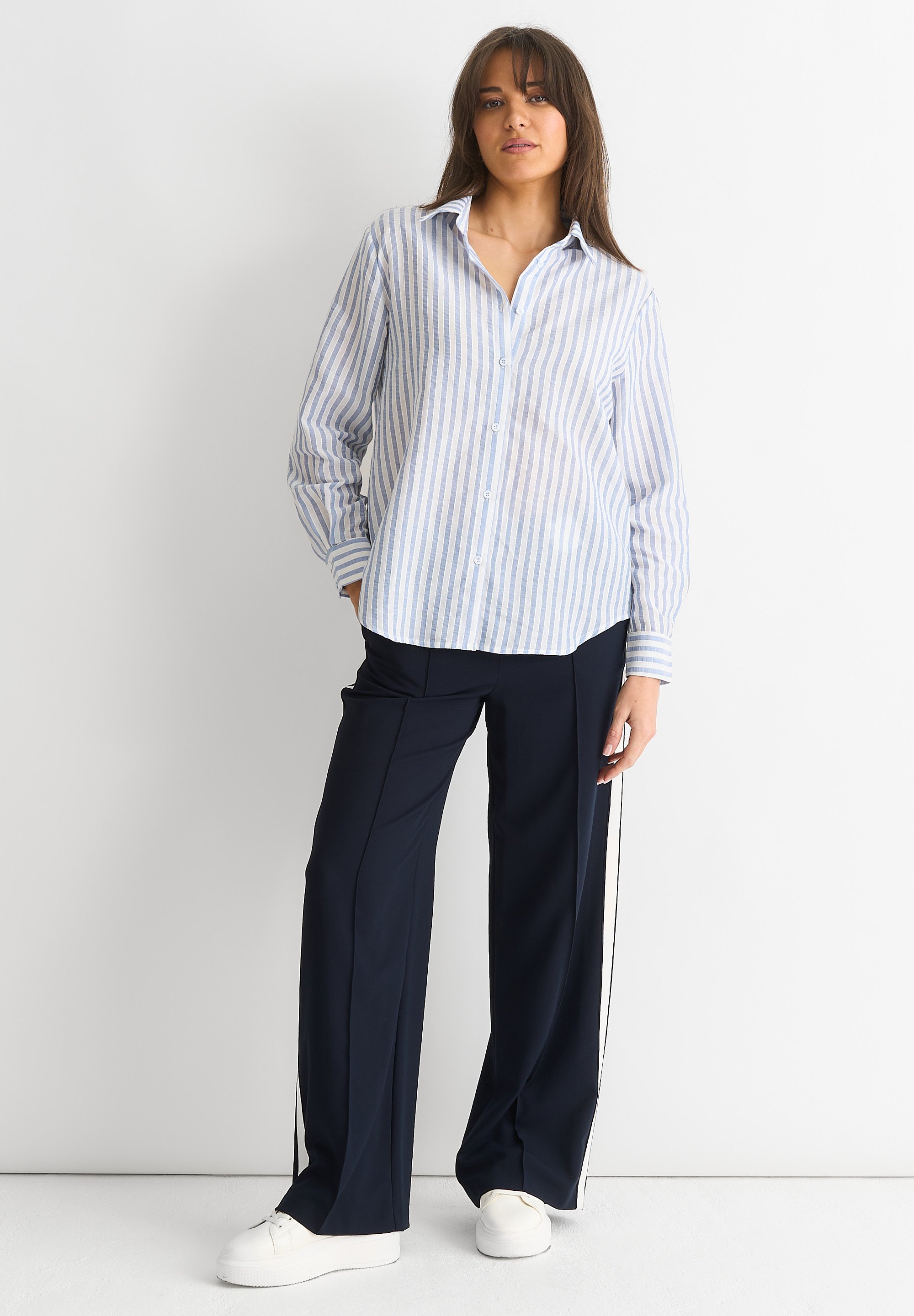 Blaues Leinenhemd mit übergroßen Streifen