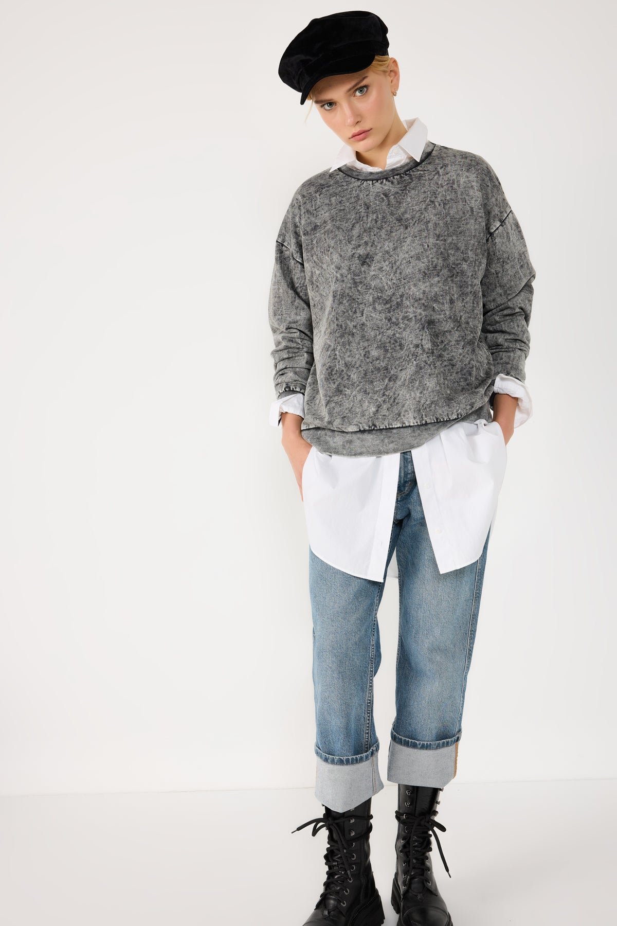 Basic-Sweatshirt mit Rundhalsausschnitt und Acid-Wash-Effekt