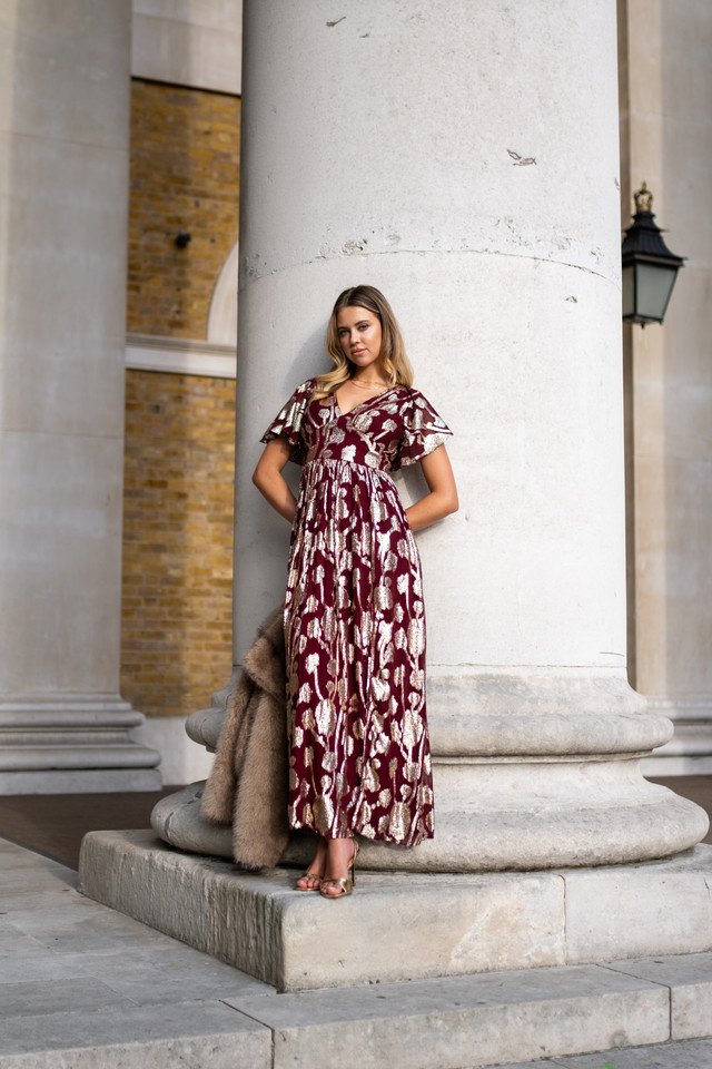 Burgunderfarbenes Metallic-Jacquard-Kleid mit geblümten Flatterärmeln