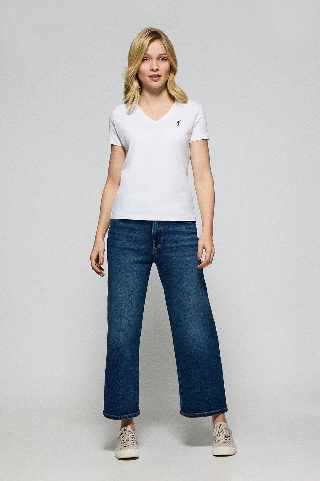 Kurzärmliges T-Shirt weiß mit V-Kragen und Rigby Go Logo-Stickerei