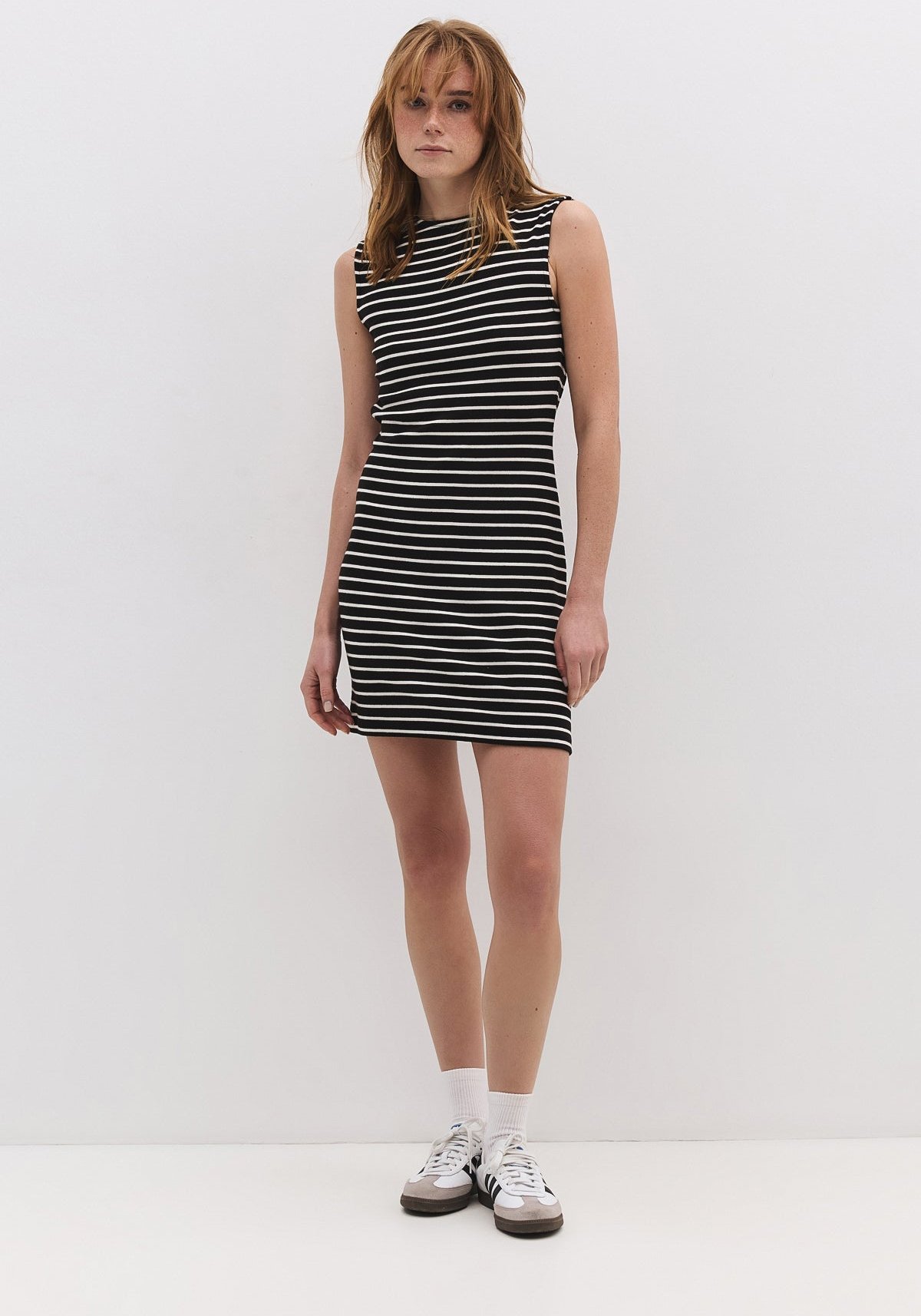 Gestreiftes Minikleid mit offenem Rücken