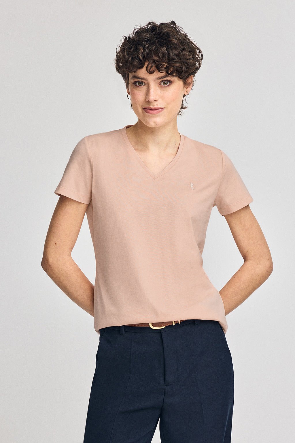 T-Shirt blush pink mit V-Ausschnitt und gesticktem Rigby Best-Logo