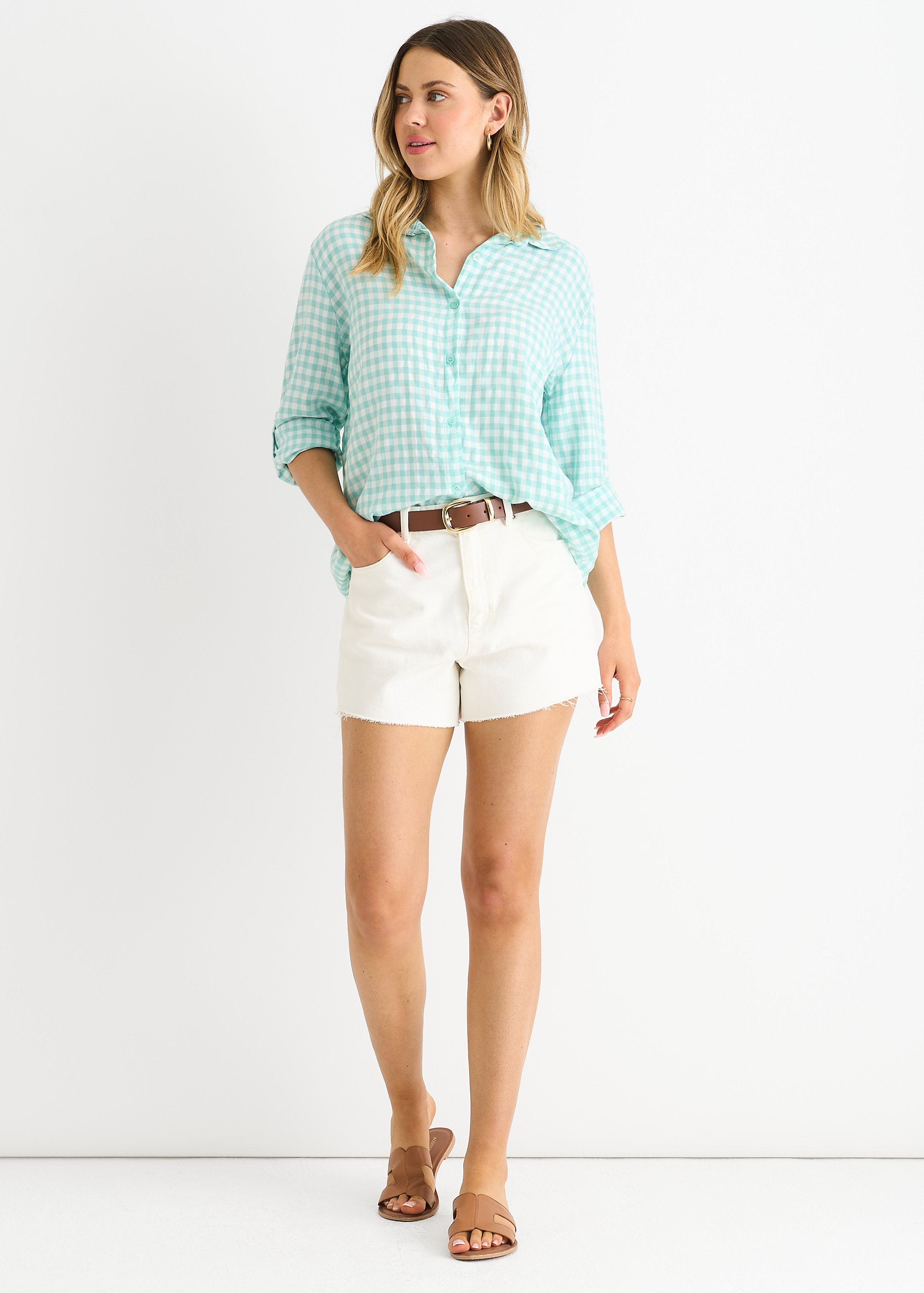 Salbeigrünes Baumwoll-Gingham-Top mit aufgerollten Ärmeln und übergroßer Krawatte