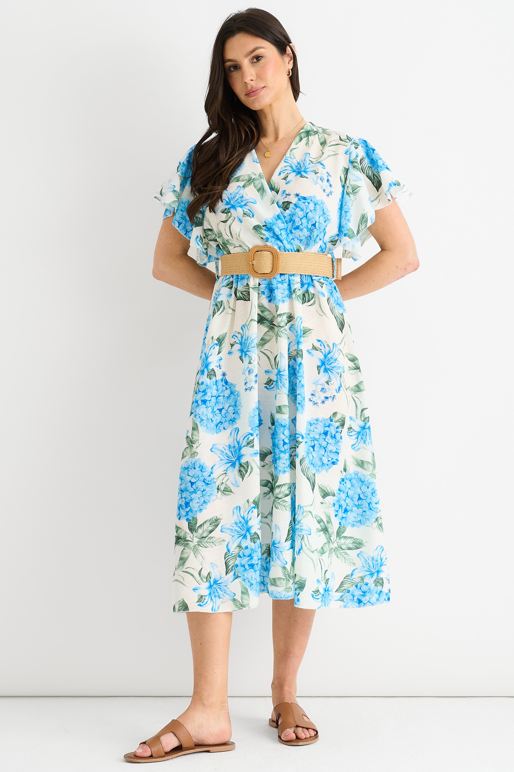 Blaues Midikleid mit Blumenmuster und Engelsärmeln und Gürtel zum Wickeln