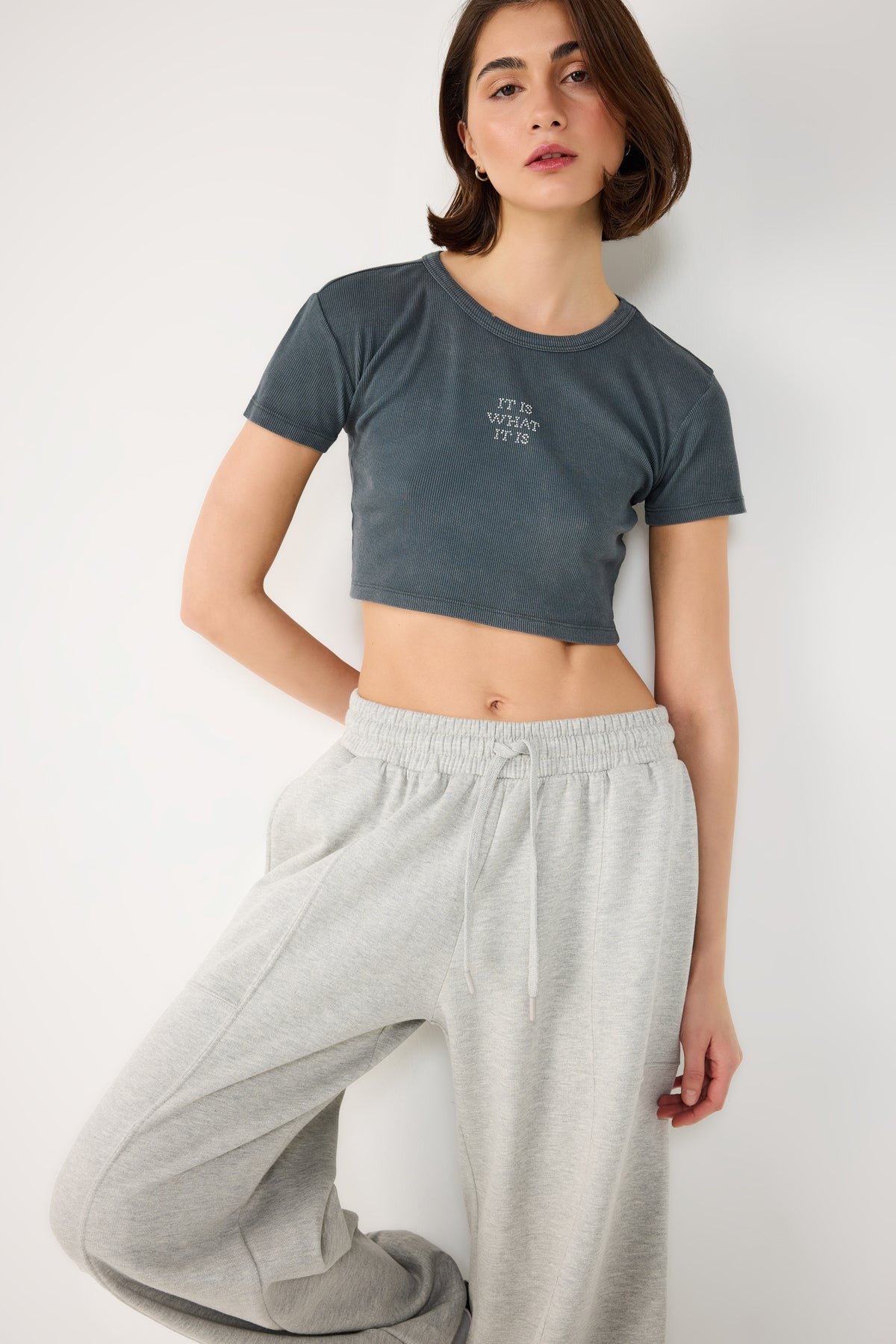 Kurzes, geripptes T-Shirt mit Stickerei in Stein