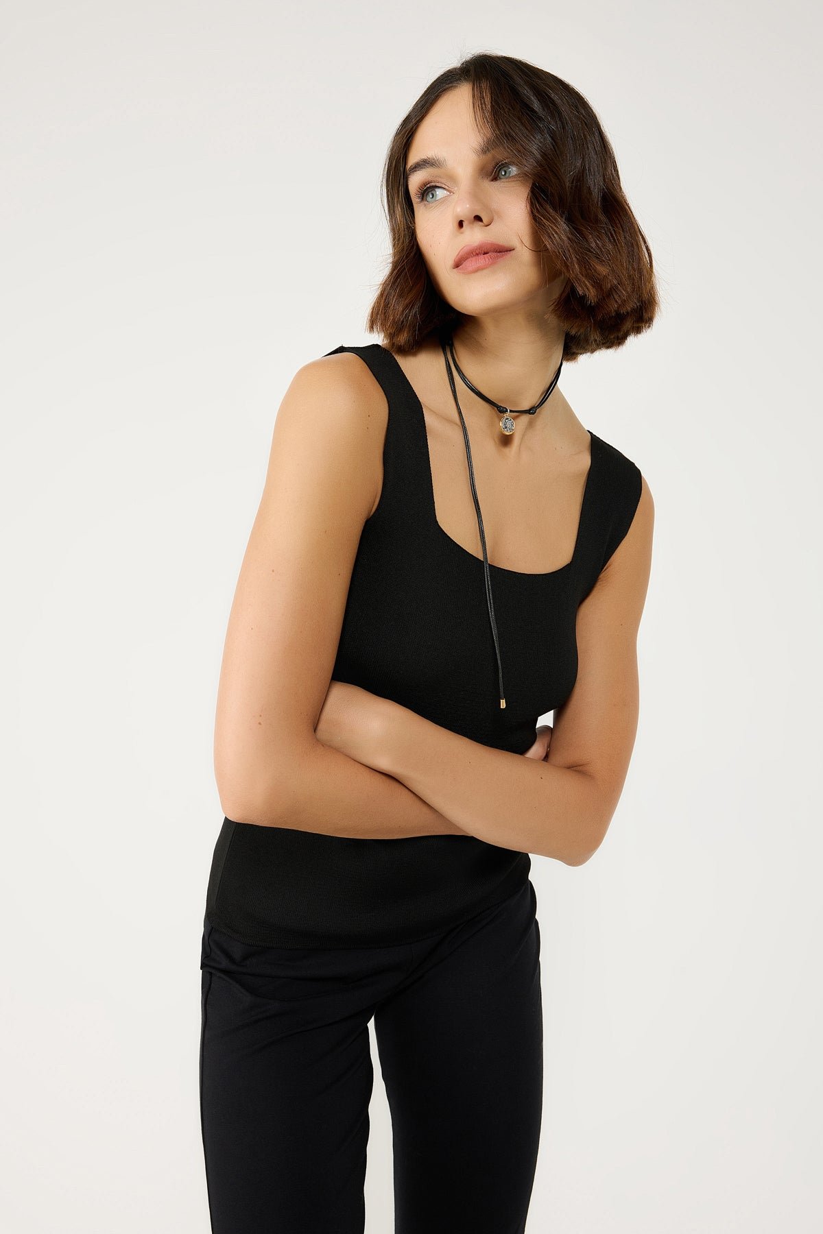 Schwarzes Tanktop mit dickem Träger und quadratischem Ausschnitt