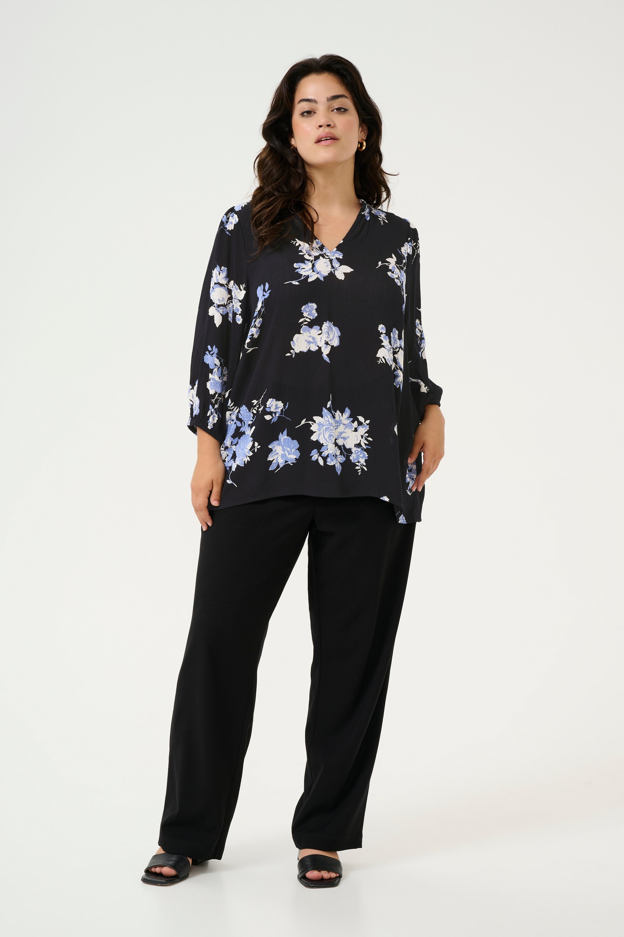 Thumbnail - Langarm-Bluse Regular fit Black / Blue Flower Print black blue