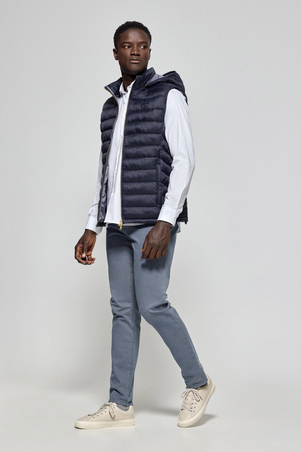 Ultraleichte Weste Pau marineblau mit abnehmbarer Kapuze und PC Stickerei