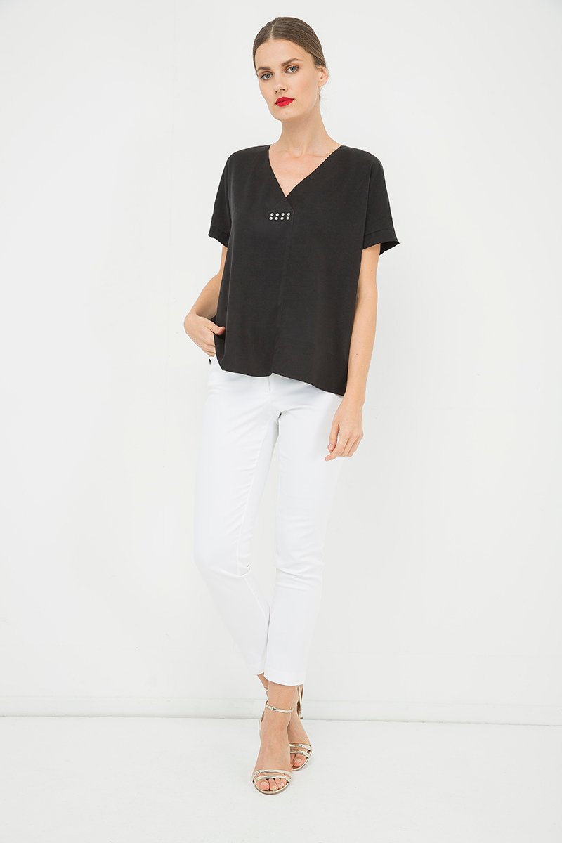 Schwarzes V-Ausschnitt-Top mit Motiv