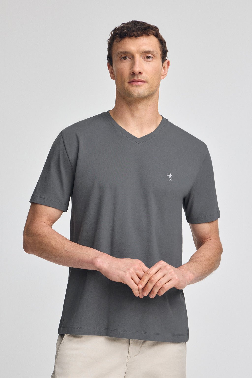 Kurzärmliges T-Shirt asphaltgrau mit V-Ausschnitt und gesticktem Rigby Best-Logo