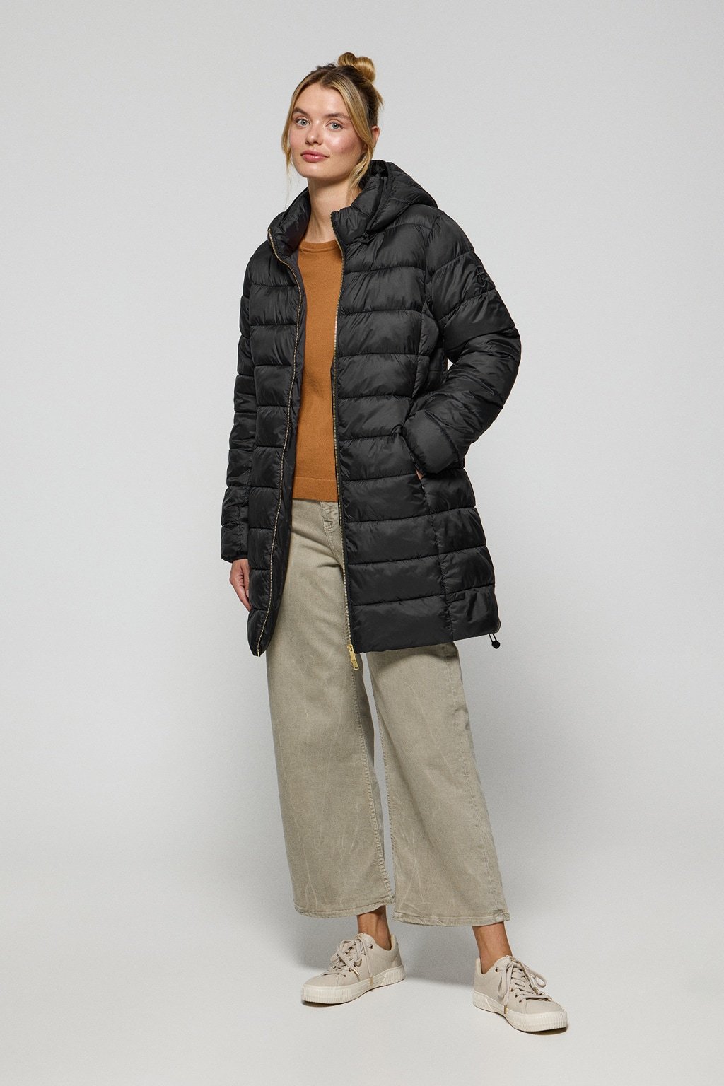 Ultraleichter Mantel Cecilia schwarz mit abnehmbarer Kapuze und PC Stickerei