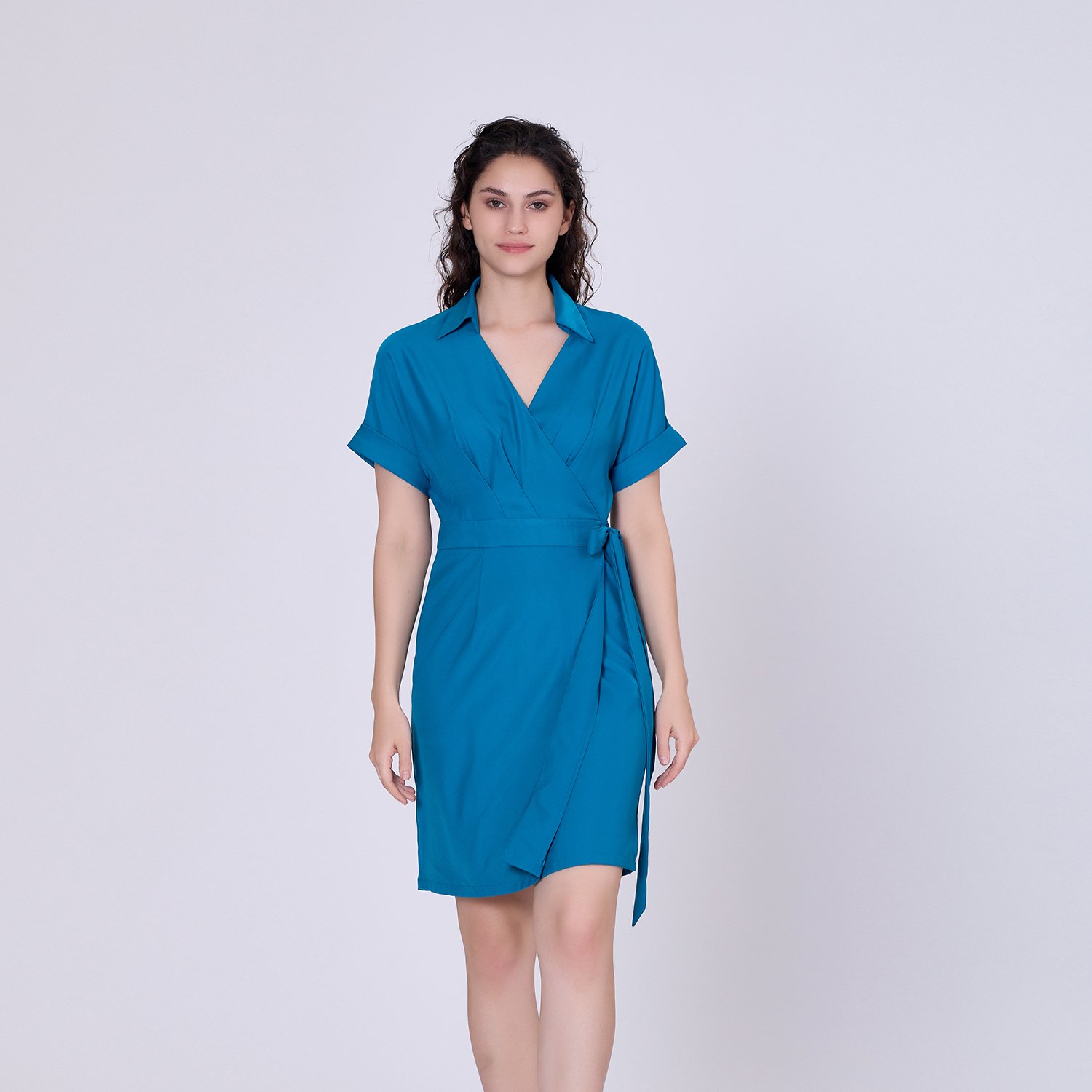 Minimalistisches Wickelkleid und italienischer Kragen