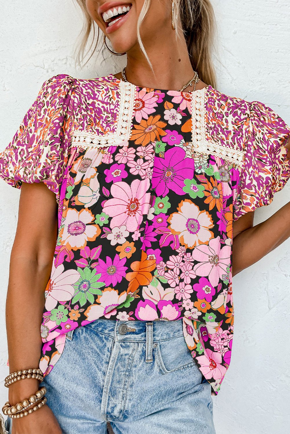 Rosarote Bluse mit gepufften Ärmeln, Spitze und floralem Mixdruck