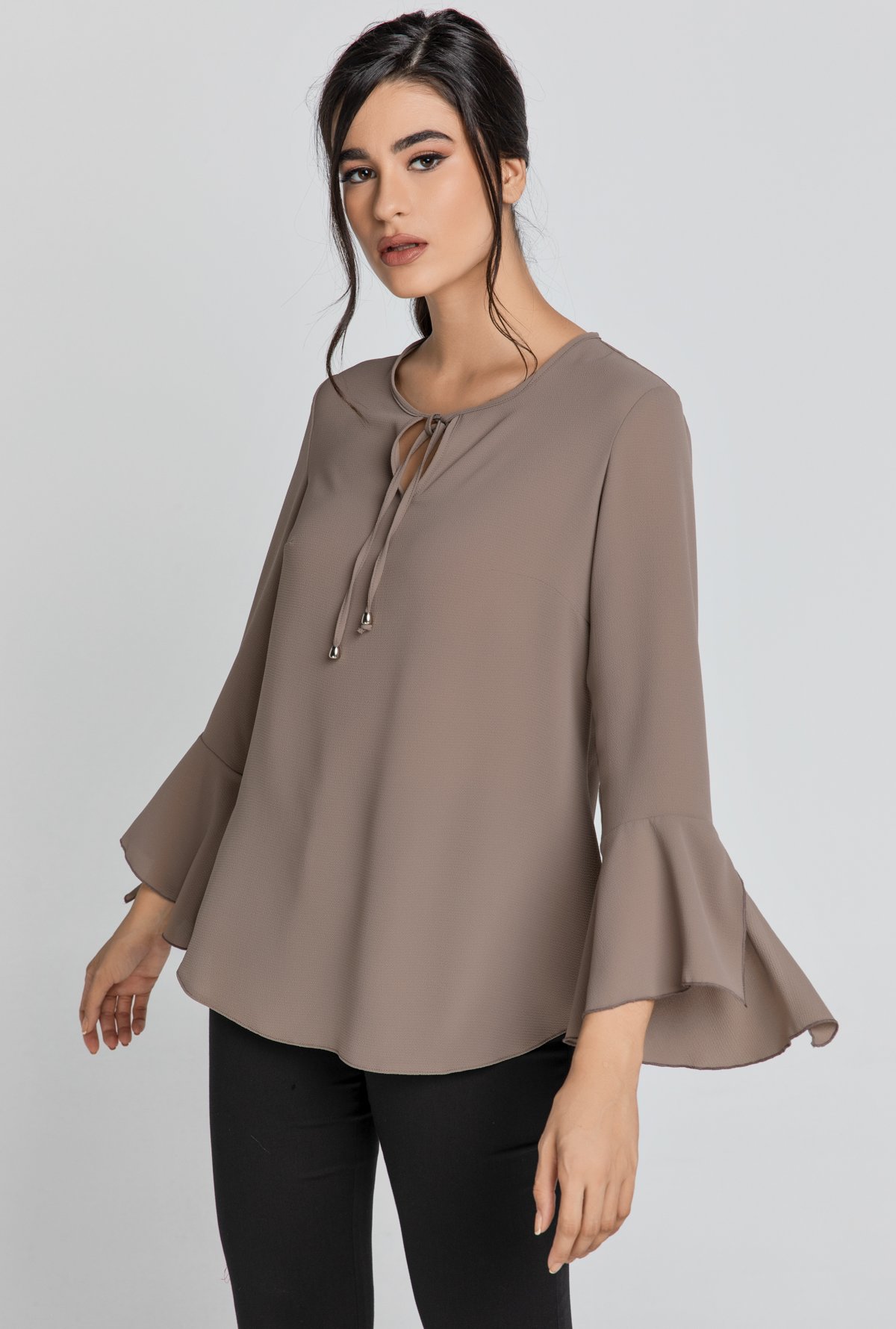 Eisenbraunes Oberteil mit Volantärmel von Conquista