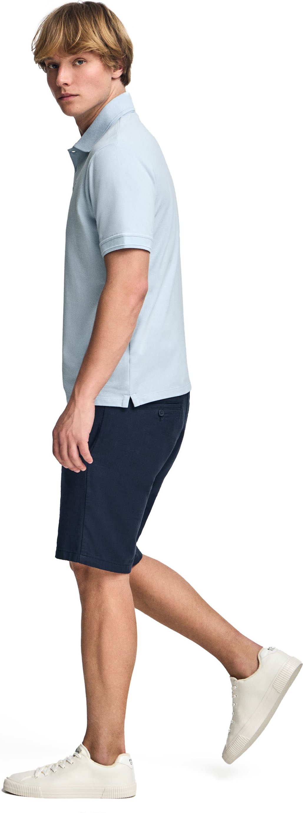 Kurzärmliges Poloshirt hellblau mit drei Knöpfen und Rigby Go Logo