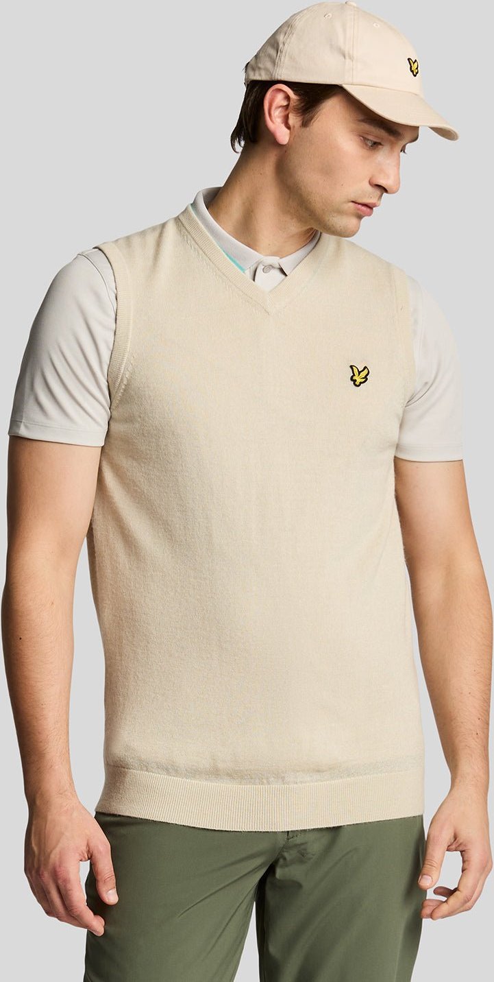 Thumbnail - Lyle & Scott Golf – Gestrickte Weste aus Merino-Mischgewebe mit V-Ausschnitt – Beige