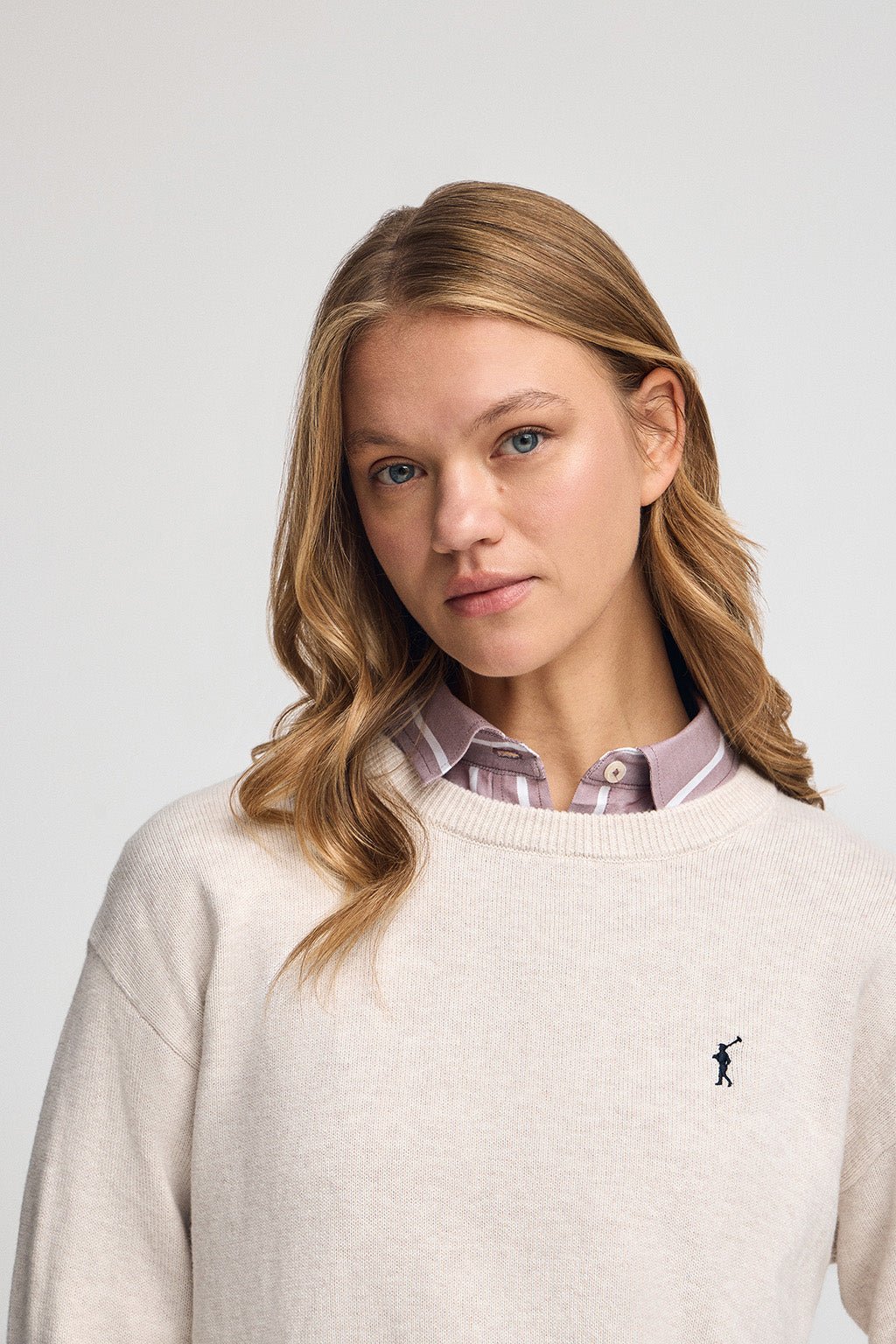 Pullover ecru meliert mit Rundhalskragen aus Wollgemisch mit gesticktem Rigby Go-Logo