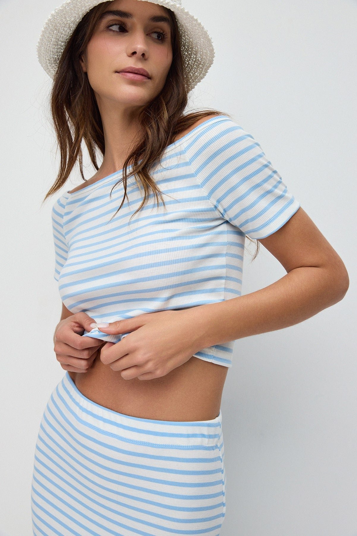 Gestreiftes Crop-Top mit U-Boot-Ausschnitt