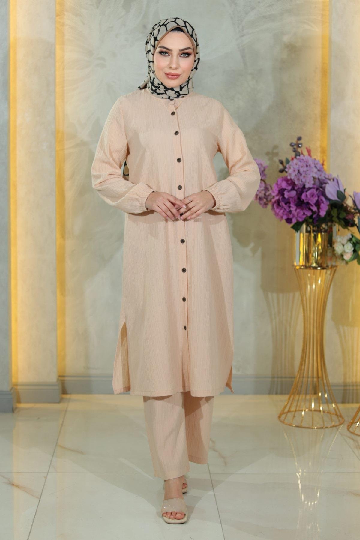 Zweiteiliges Set mit Knöpfen