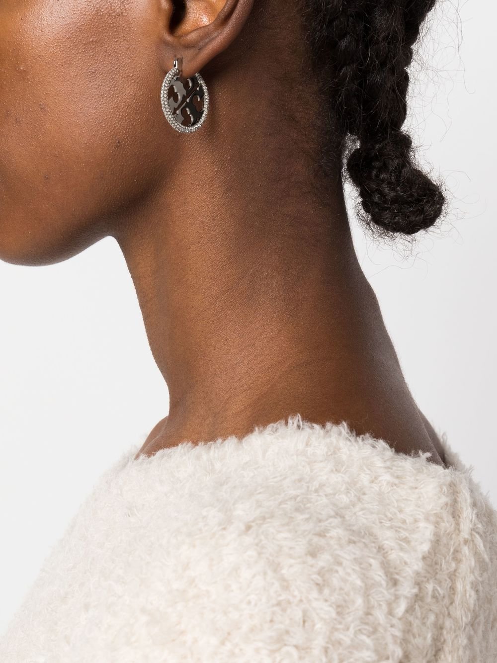 Silberne, mit Kristallen verzierte Ohrringe