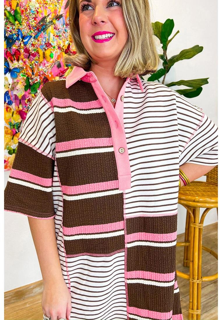 Thumbnail - Braunes Streifen gemustertes Textil-Patchwork-T-Shirt-Kleid mit Knopfleiste
