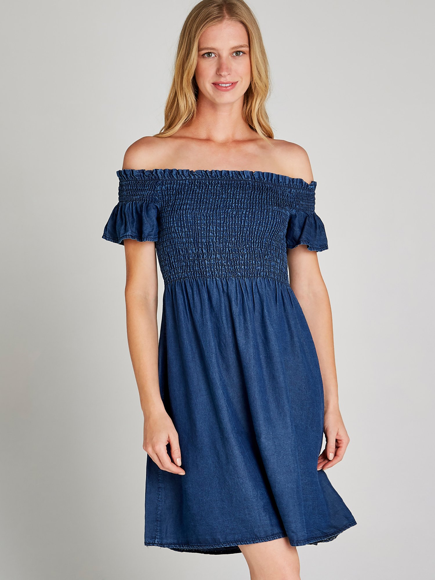 Thumbnail - Apricot Blaues Bardot-Kleid im Denim-Look