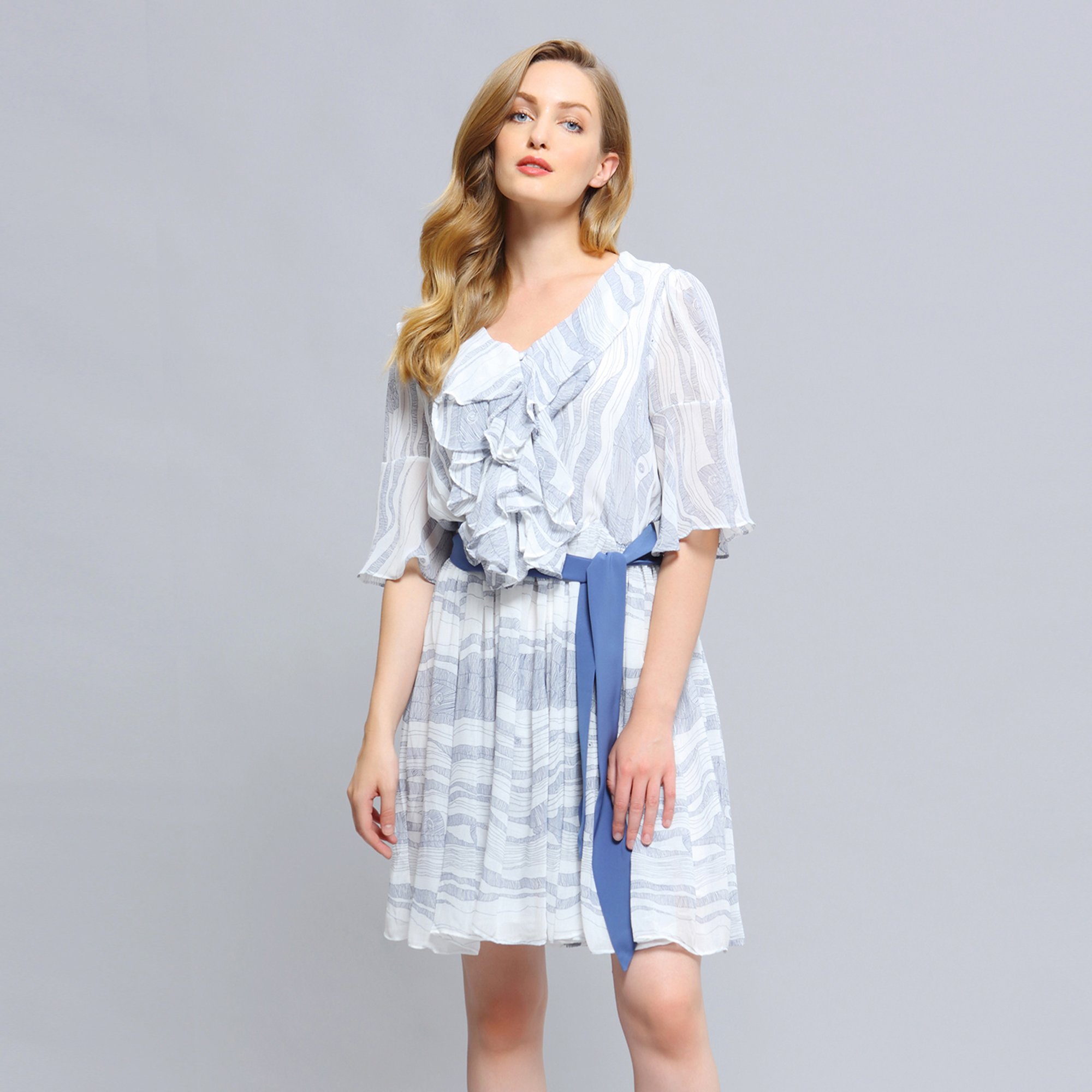 Kurzes Kleid mit Rüschen und linearem Wellenmuster