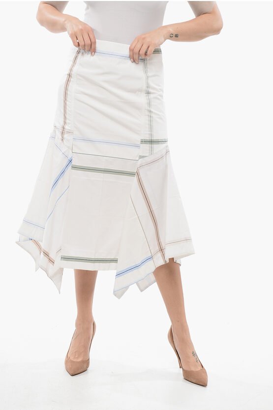 Ausgestellter karierter Rock in Weiß