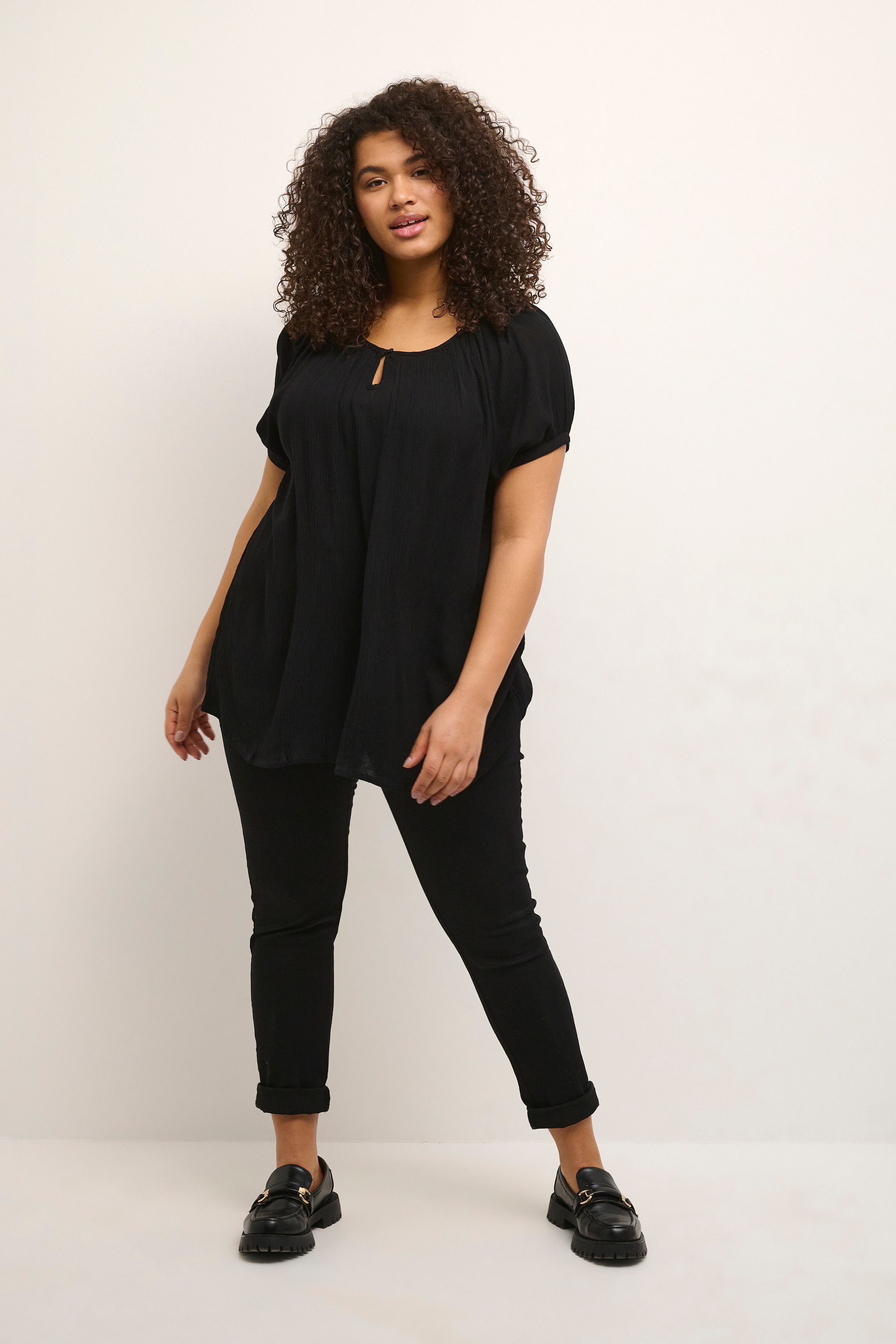 Schwarze A-förmige Bluse mit kurzen Ärmeln black