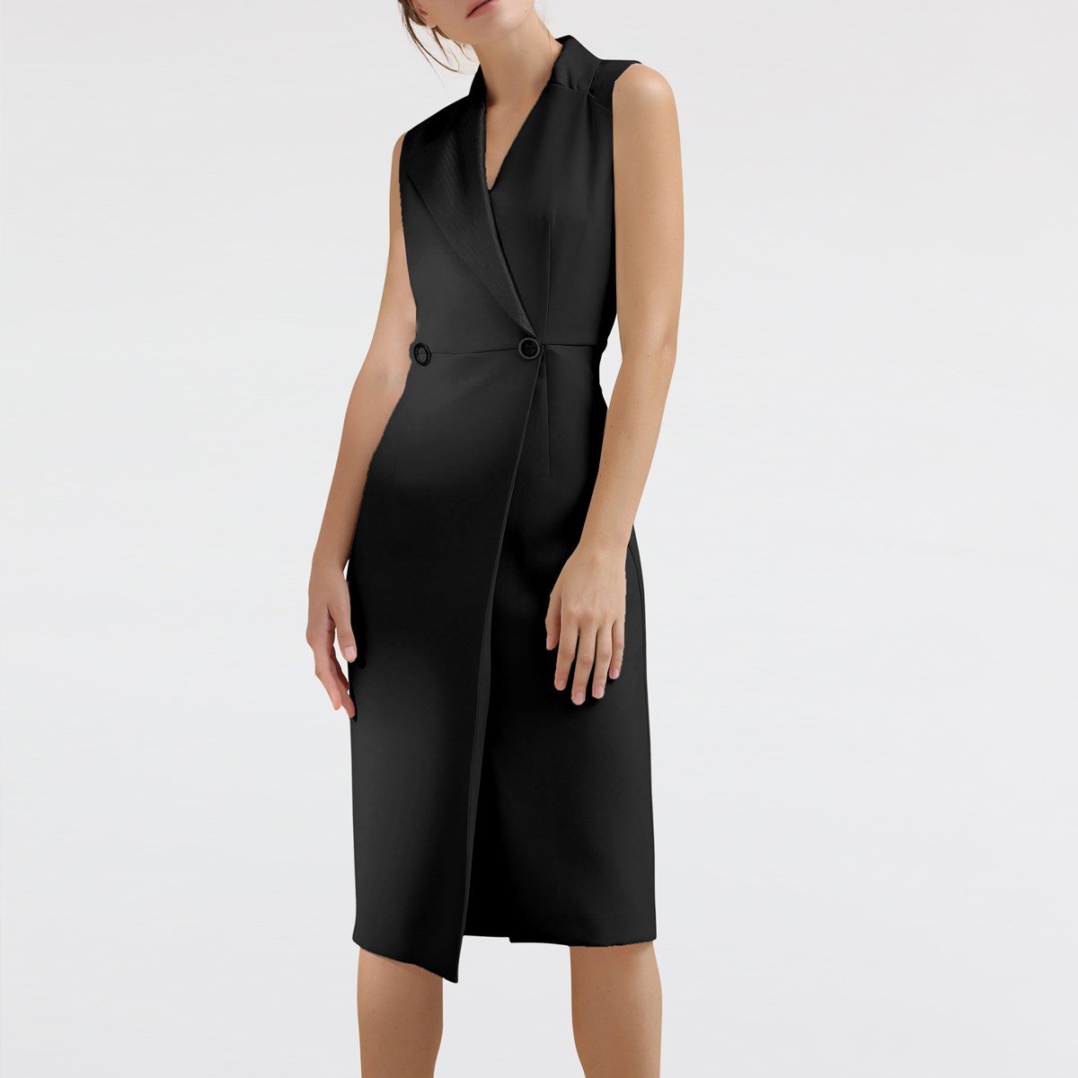 Maßgeschneidertes Kleid mit Wickeleffekt und abgestepptem Kragen