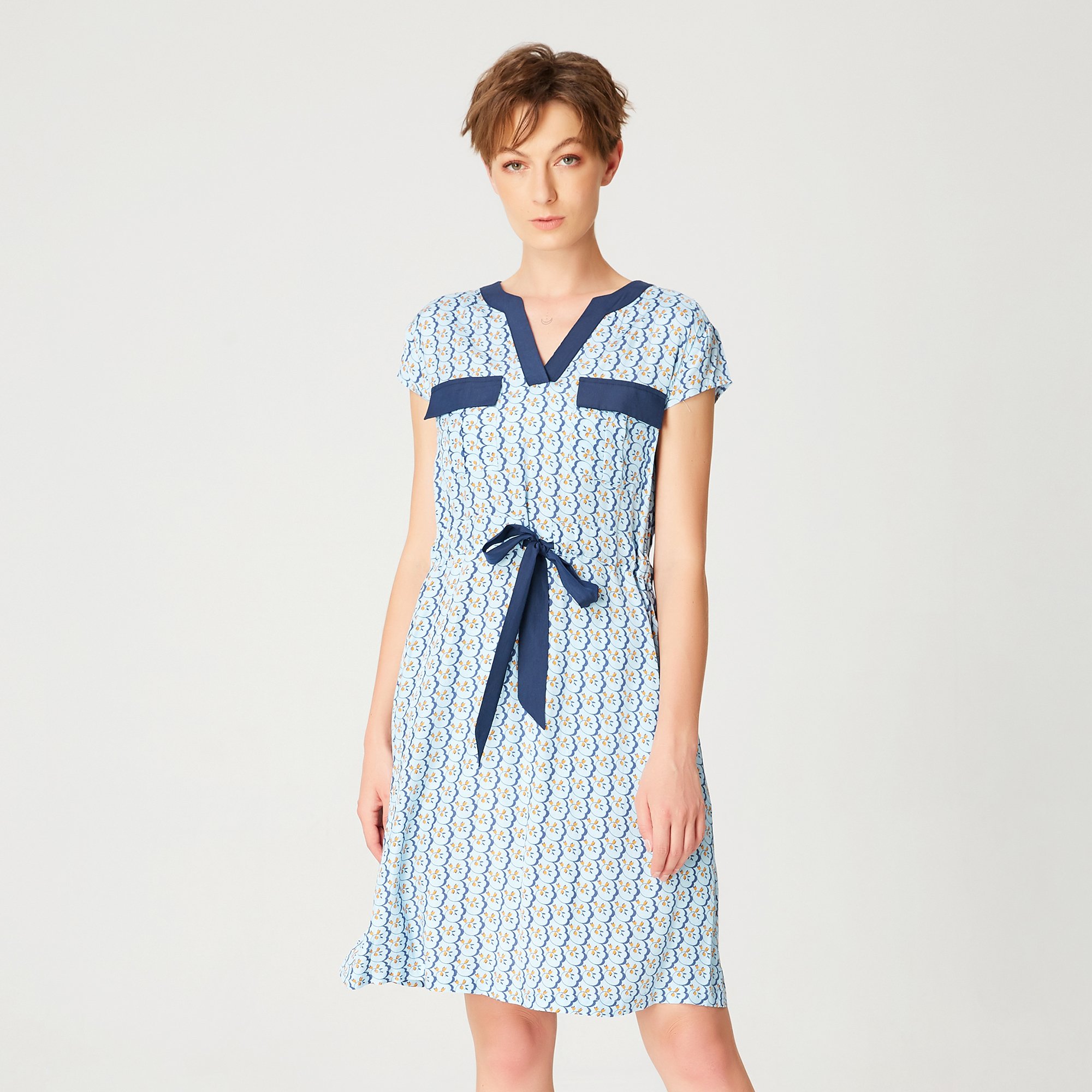 Tunikakleid mit Kordelzuggürtel und geometrischem Print