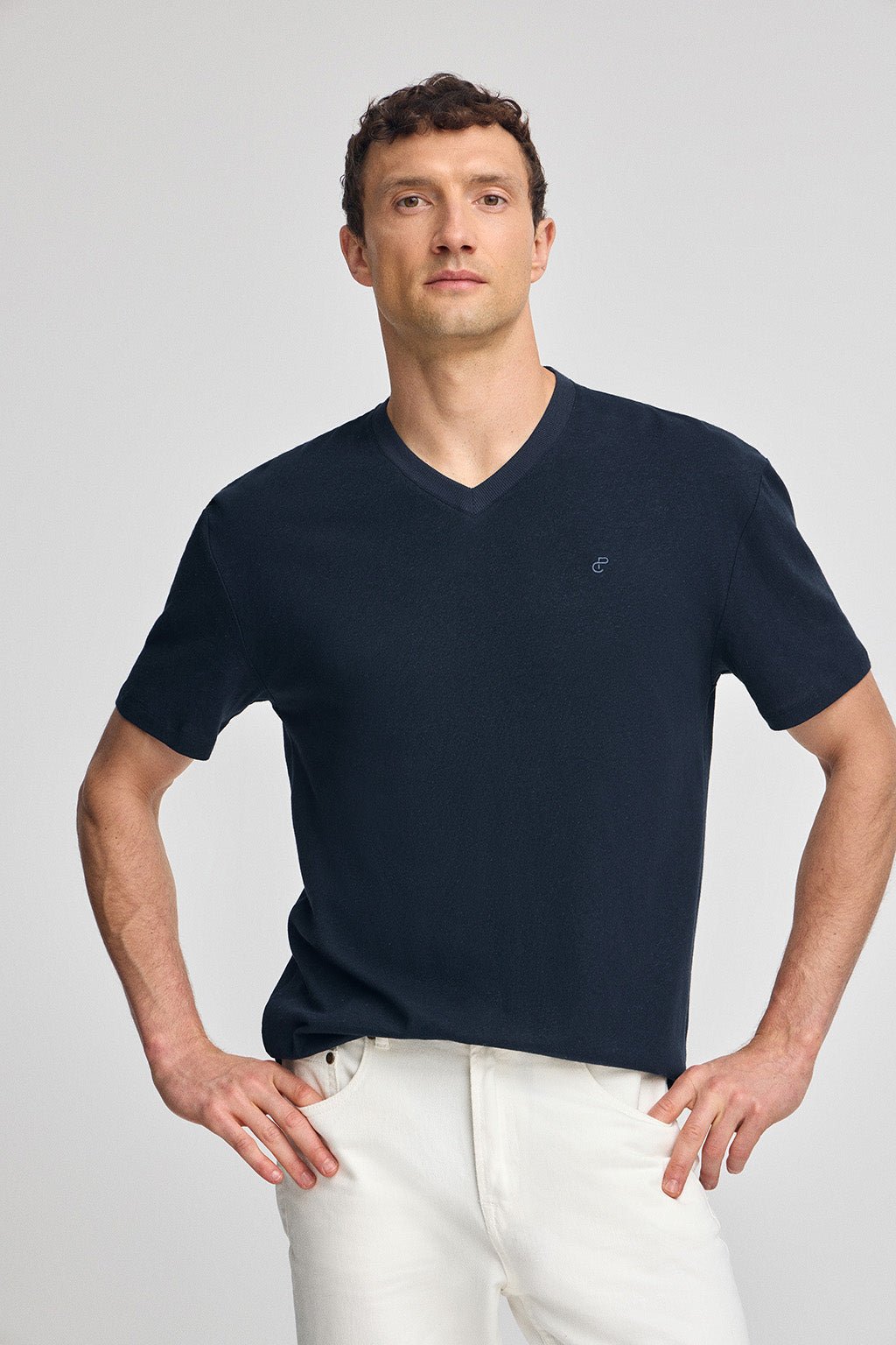 T-Shirt marineblau aus Leinen und Baumwolle mit V-Ausschnitt und gesticktem Monogramm