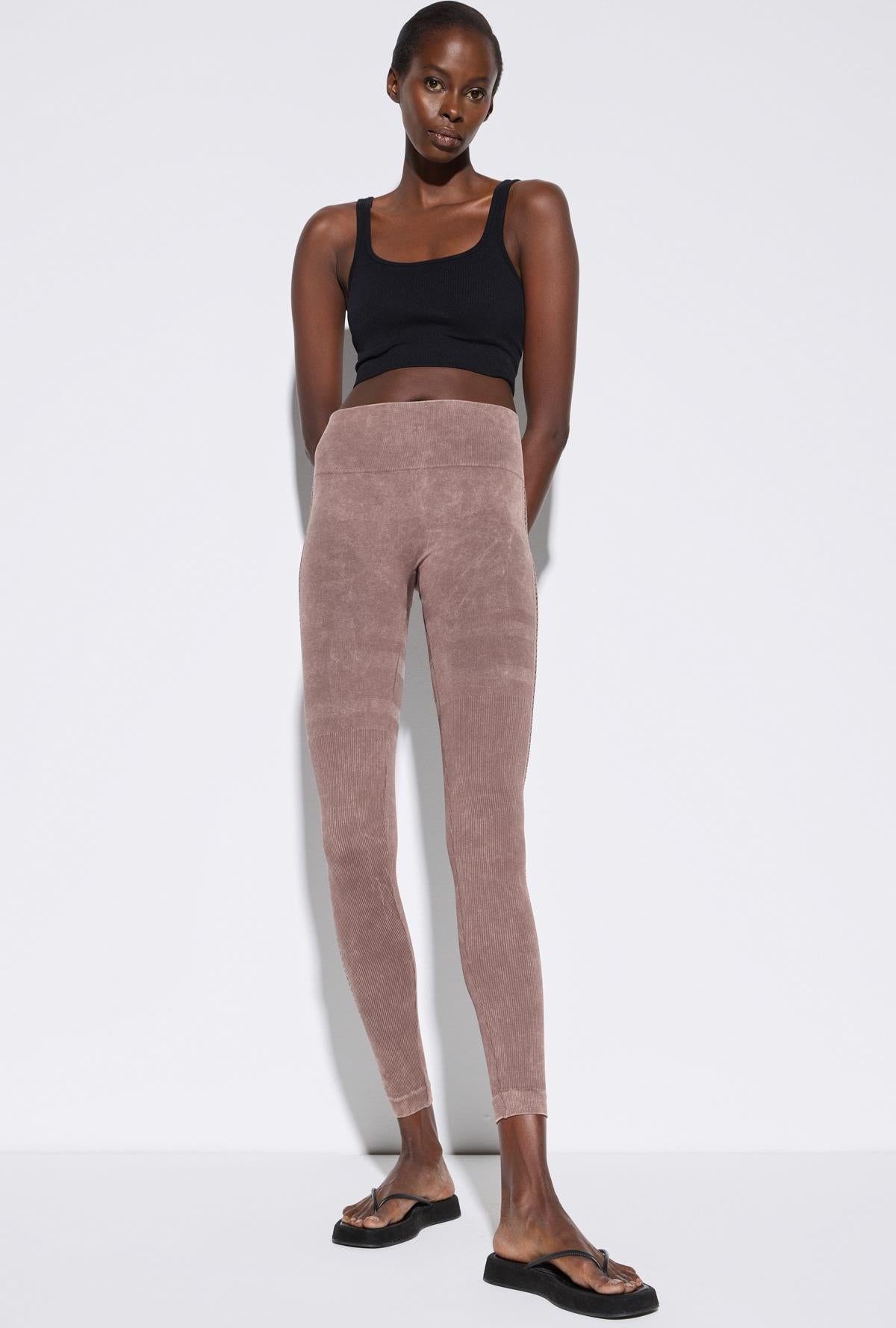 Nahtlose High-Waist Leggings mit detaillierten Nähten
