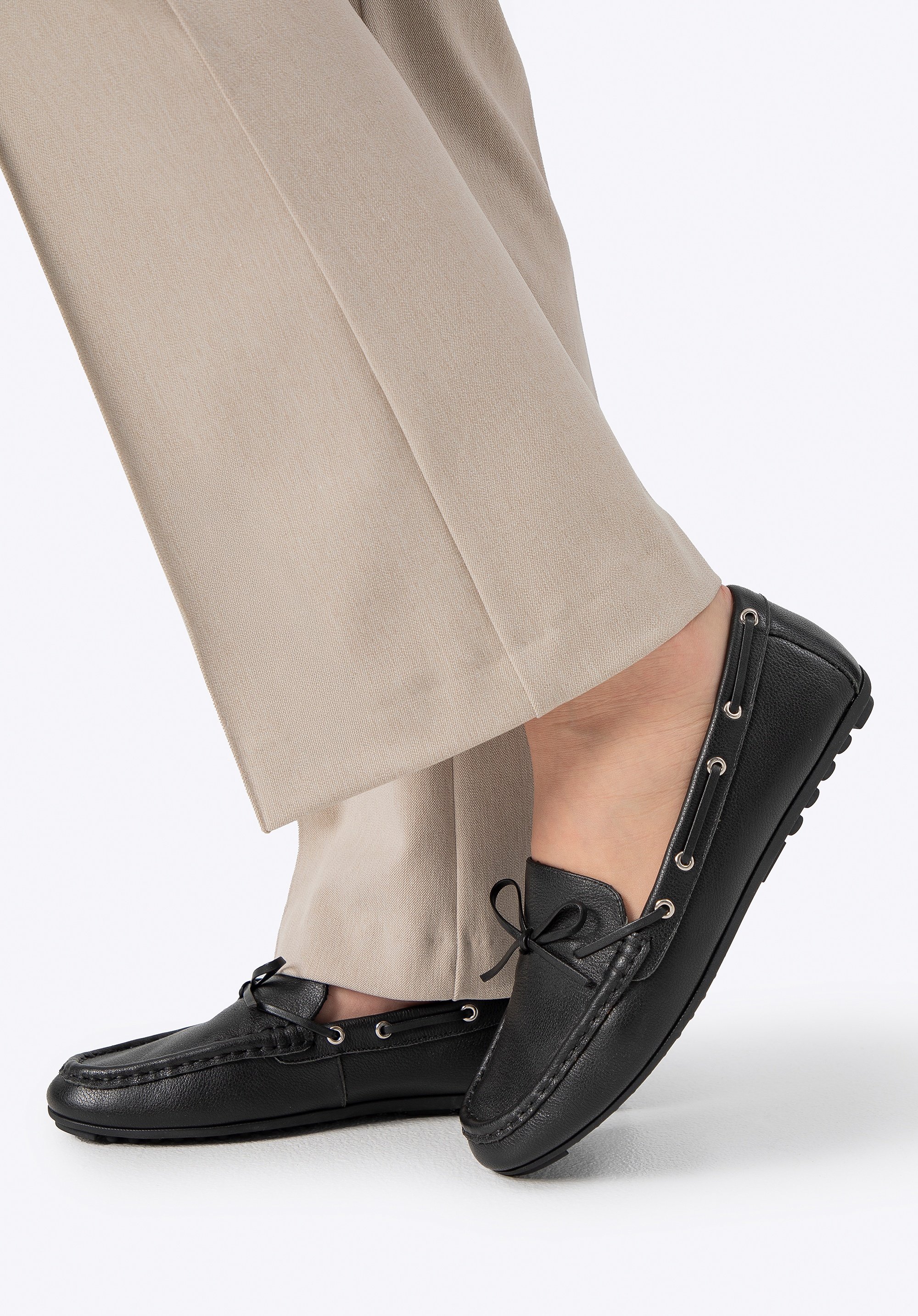 Wittchen Damen-Ledermokassins mit Riemen, schwarzes Naturleder