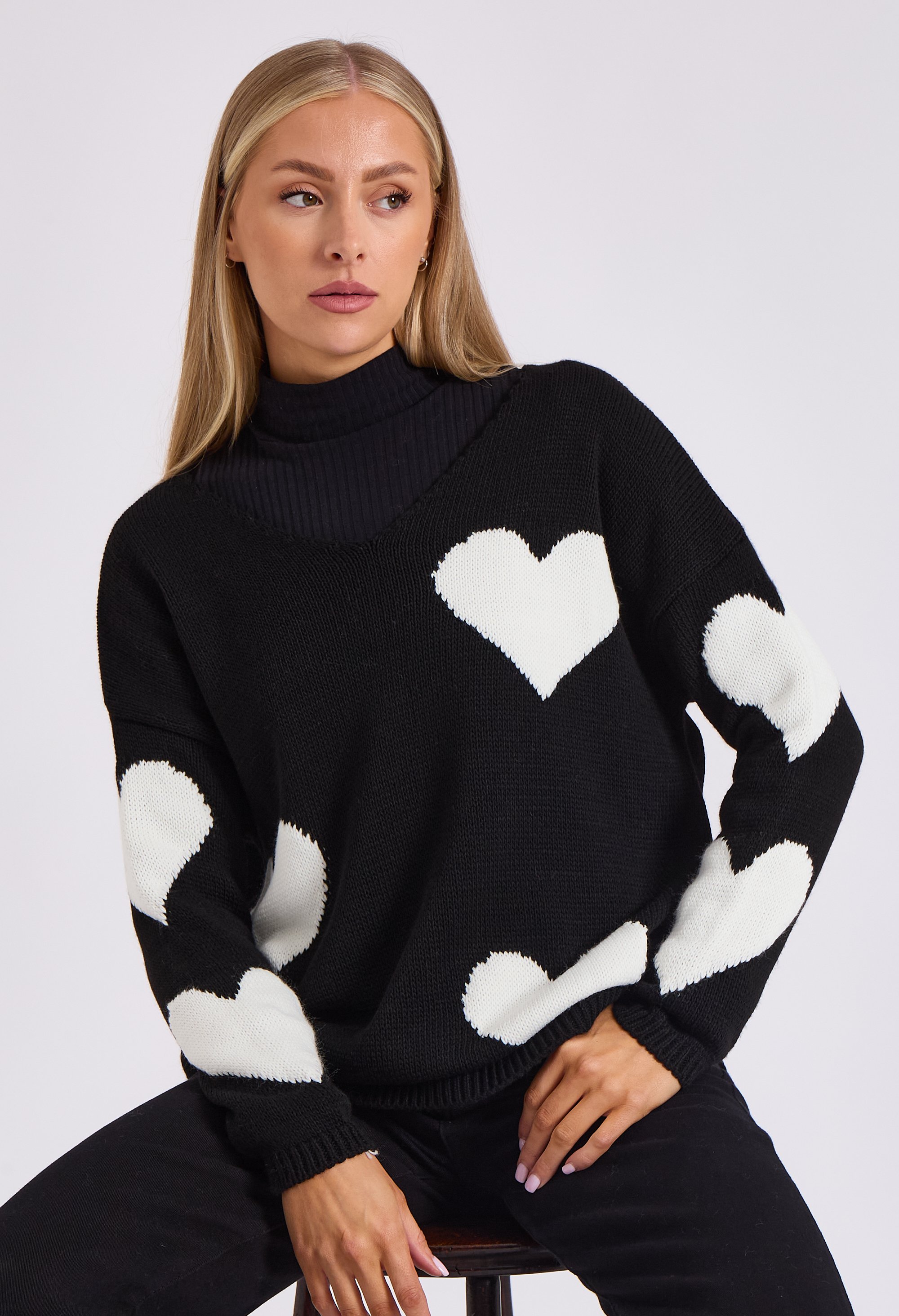 Thumbnail - Schwarzer, übergroßer herzförmiger Strickpullover mit V-Ausschnitt