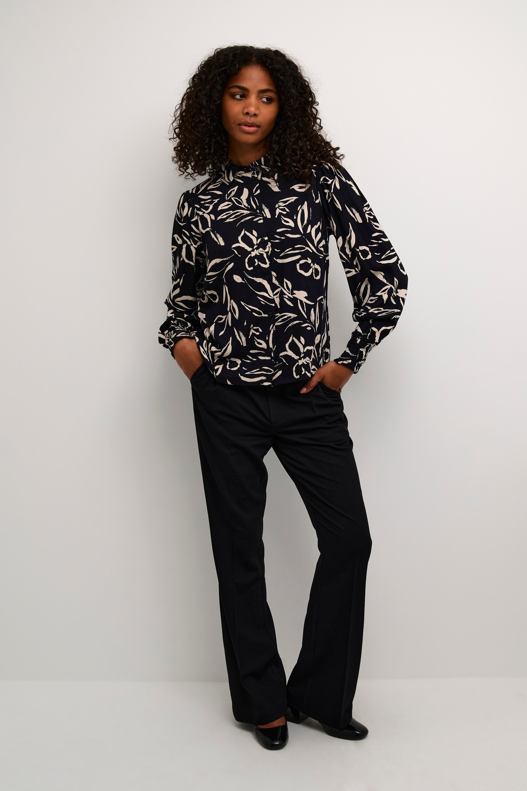 Langarm - Hemd Regular fit Black/Sand Painted Flower black multi