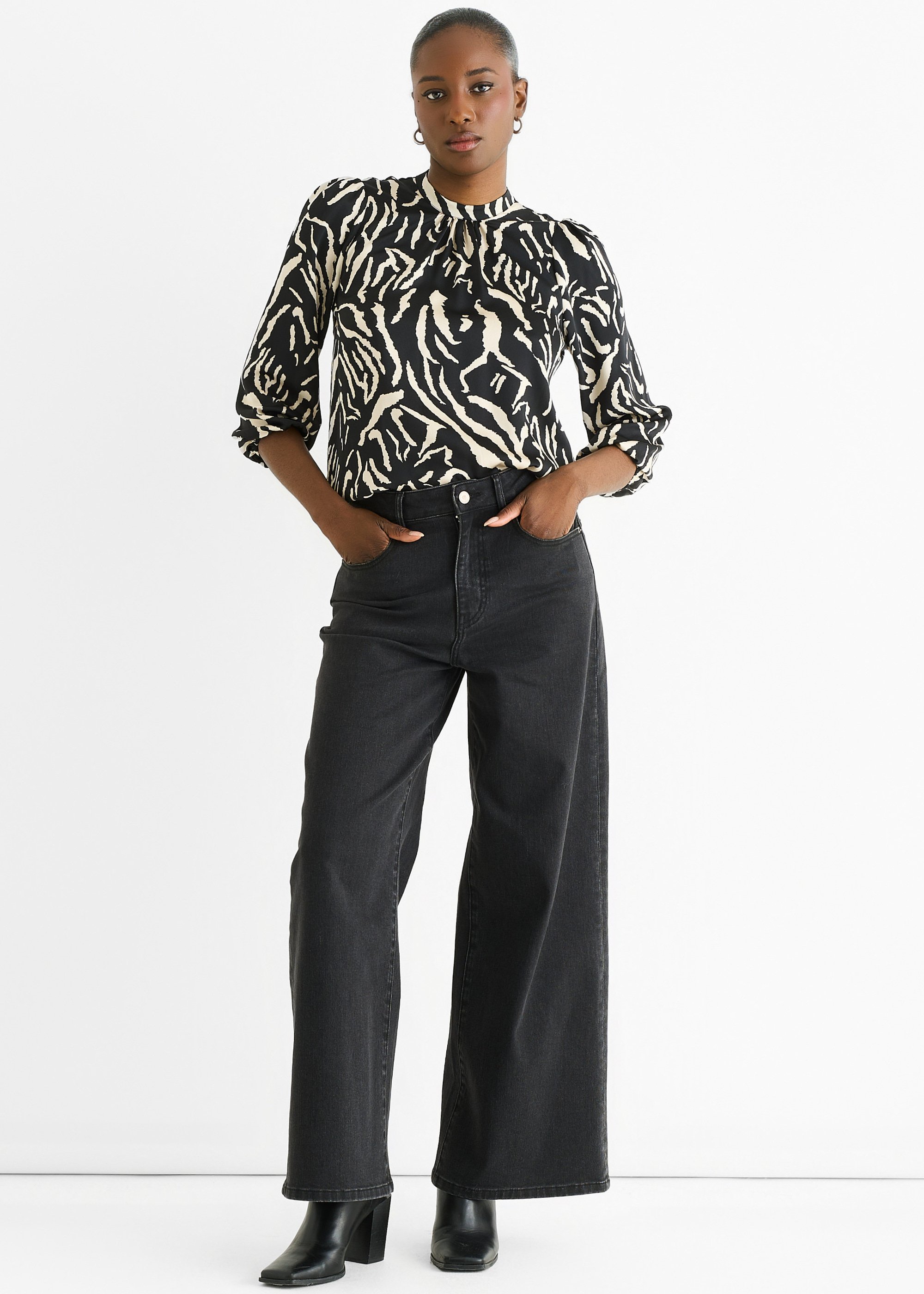 Schwarze Tierbluse aus Satin mit hohem Halsausschnitt