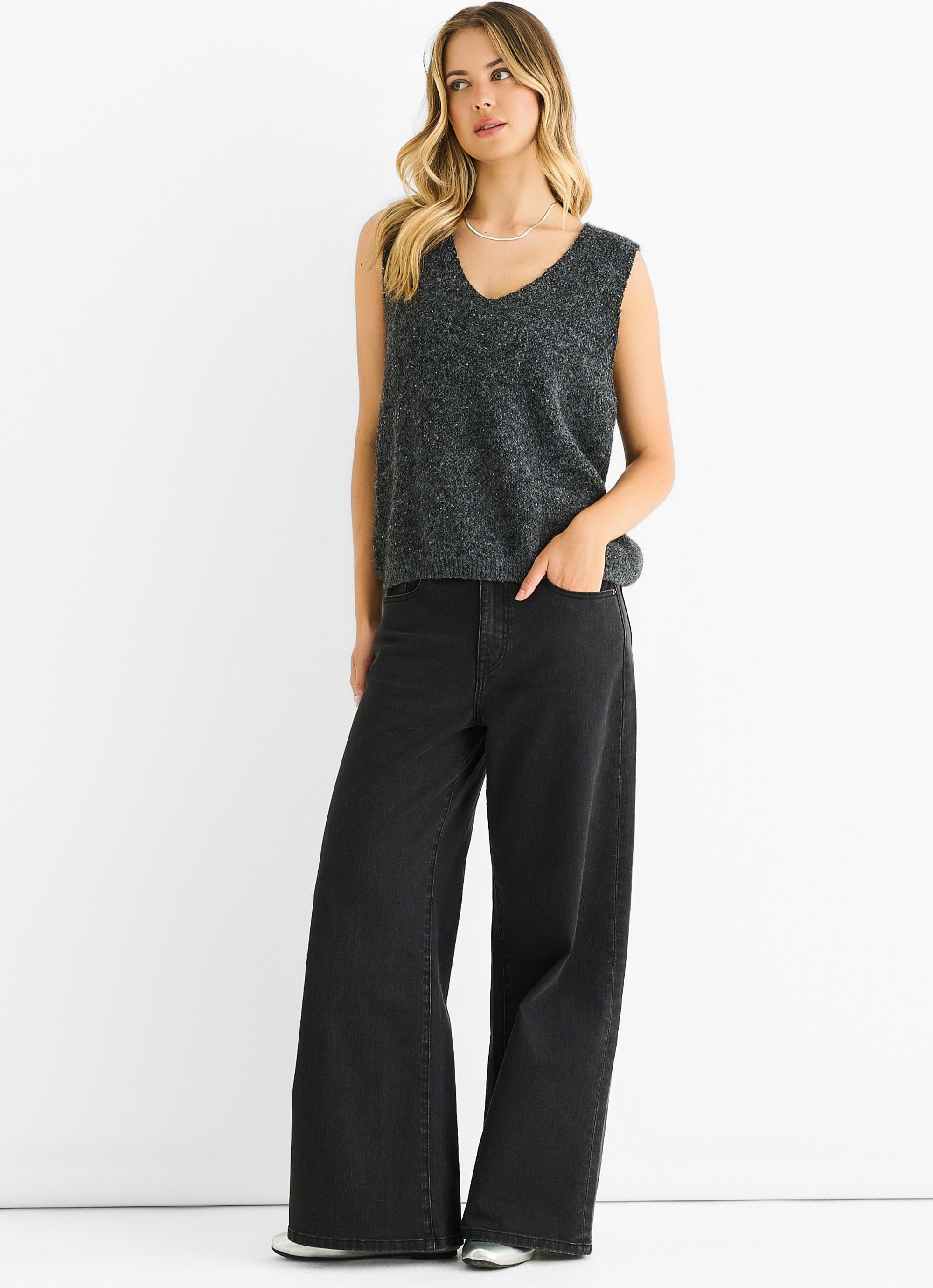 Grauer Strickpullover mit V-Ausschnitt und Paillettenbesatz